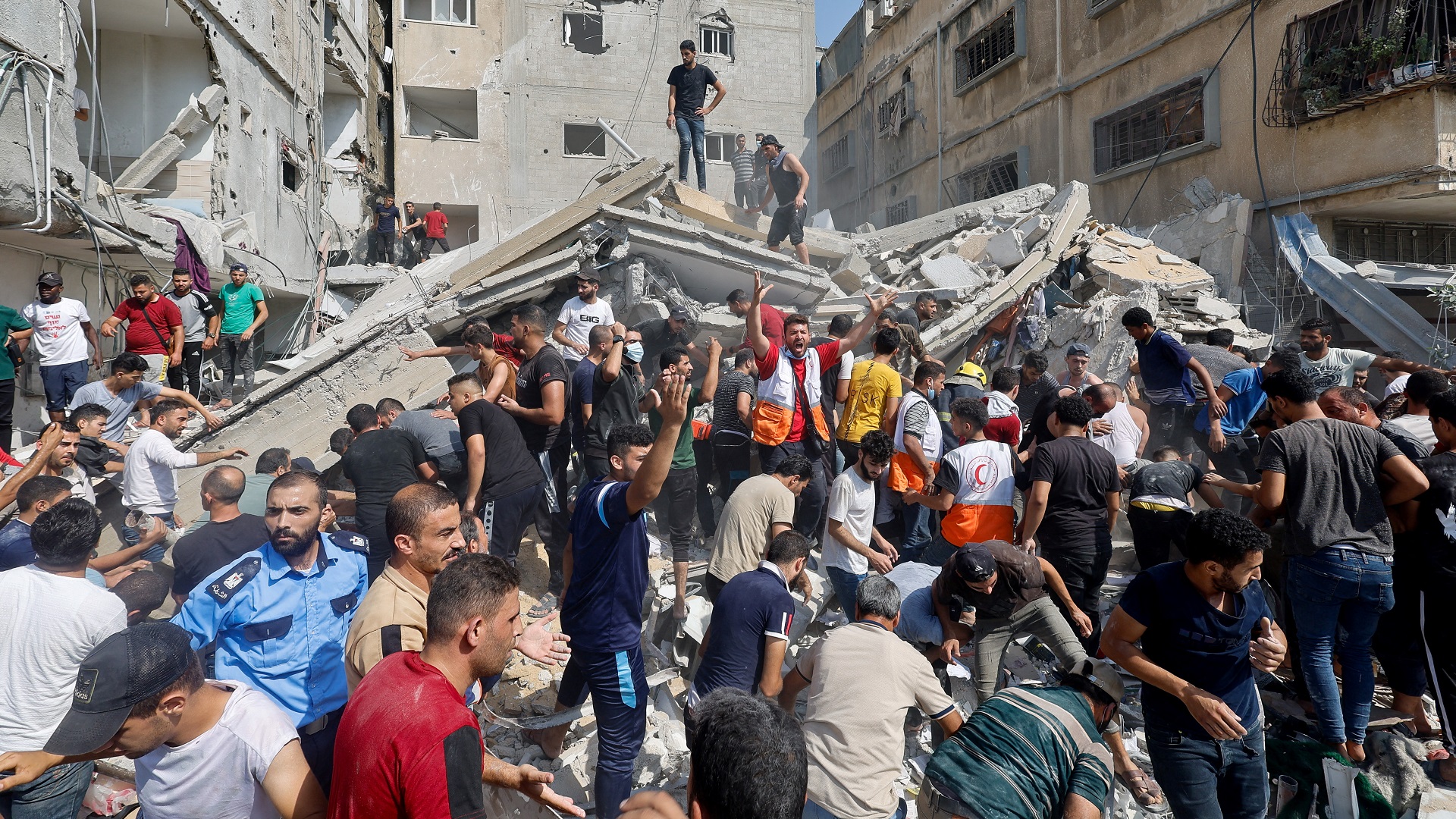 صورة بعنوان: غارات إسرائيلية على غزة تقتل 50 فلسطينياً في ساعة واحدة و700 بليلة 