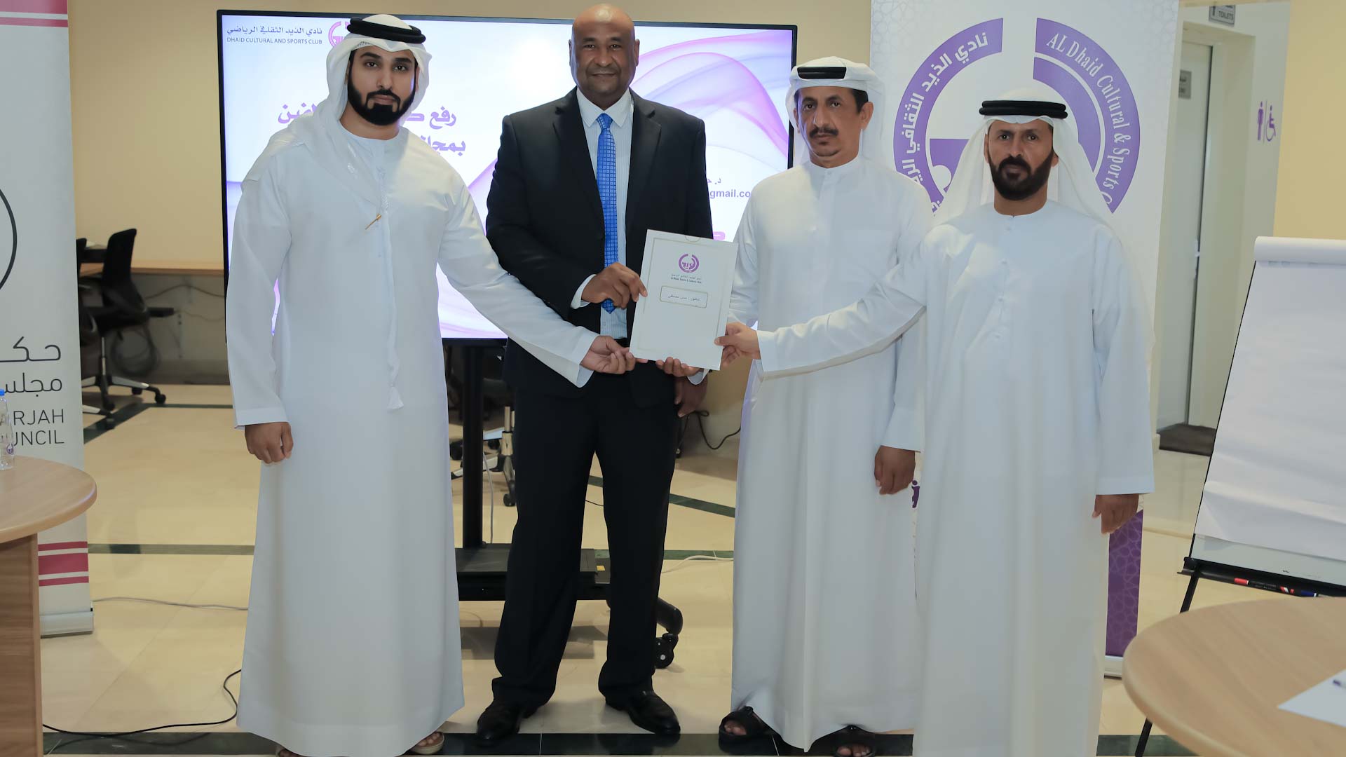 صورة بعنوان: نادي الذيد الرياضي يواصل رفع كفاءة موظفيه  