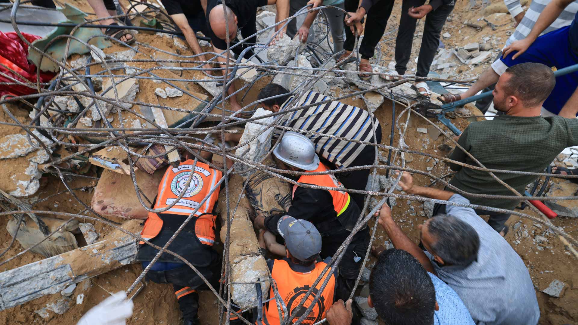 صورة بعنوان: ارتفاع حصيلة ضحايا القصف الإسرائيلي في غزة إلى 5791 وفاة 