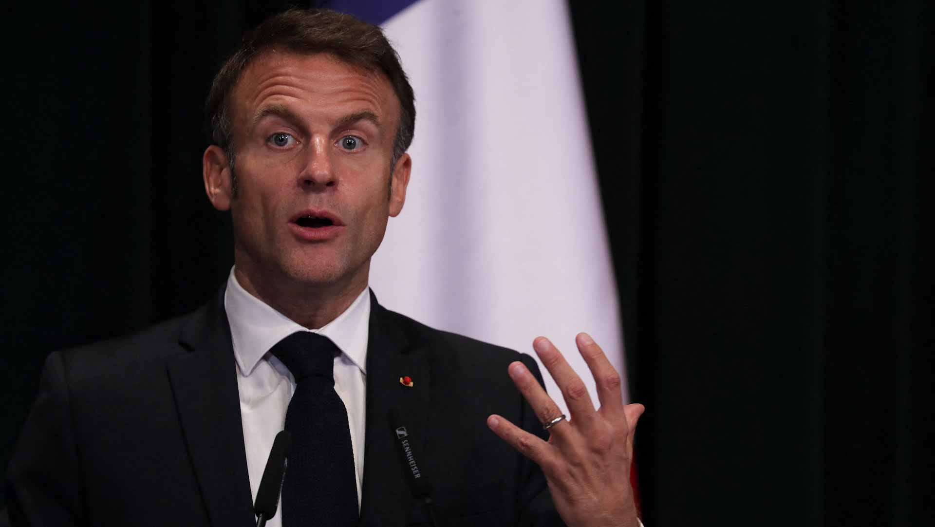 صورة بعنوان: وسط قصف متواصل على غزة...ماكرون يصل إلى تل أبيب لمساندة إسرائيل 