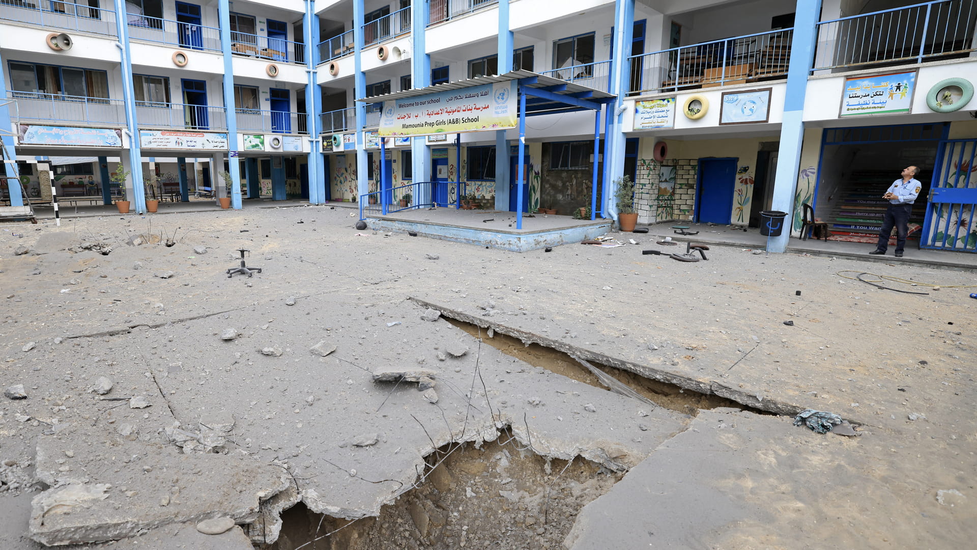 صورة بعنوان: وسط قصف غزة...الأونروا تفقد 6 من موظفيها في غارات خلال 24 ساعة    