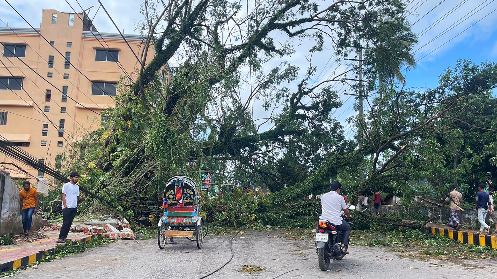 صورة بعنوان: إعصار هامون الشرس يقتحم بنغلادش فيقتل شخصين ويدخل 27500 للملاجئ 
