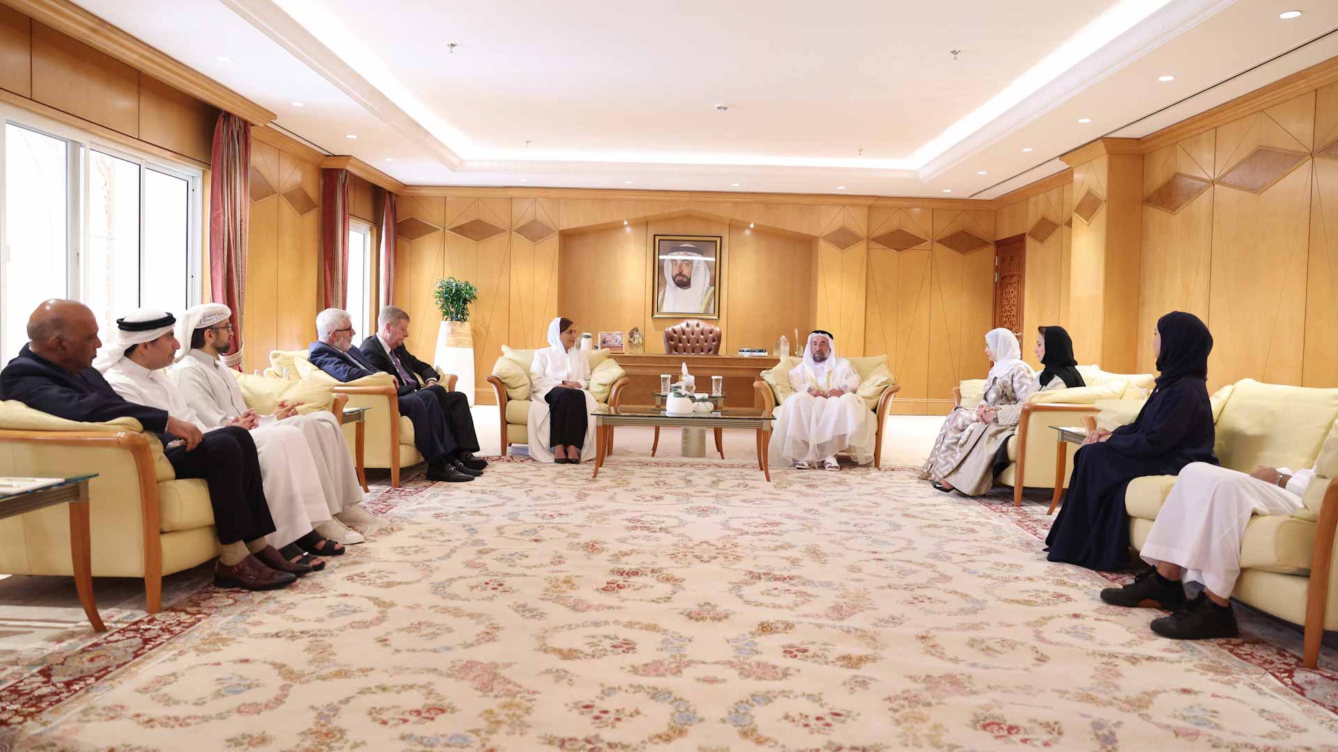 صورة بعنوان: حاكم الشارقة يلتقي بالتشكيل الجديد لمجلس أمناء الجامعة الأميركية  