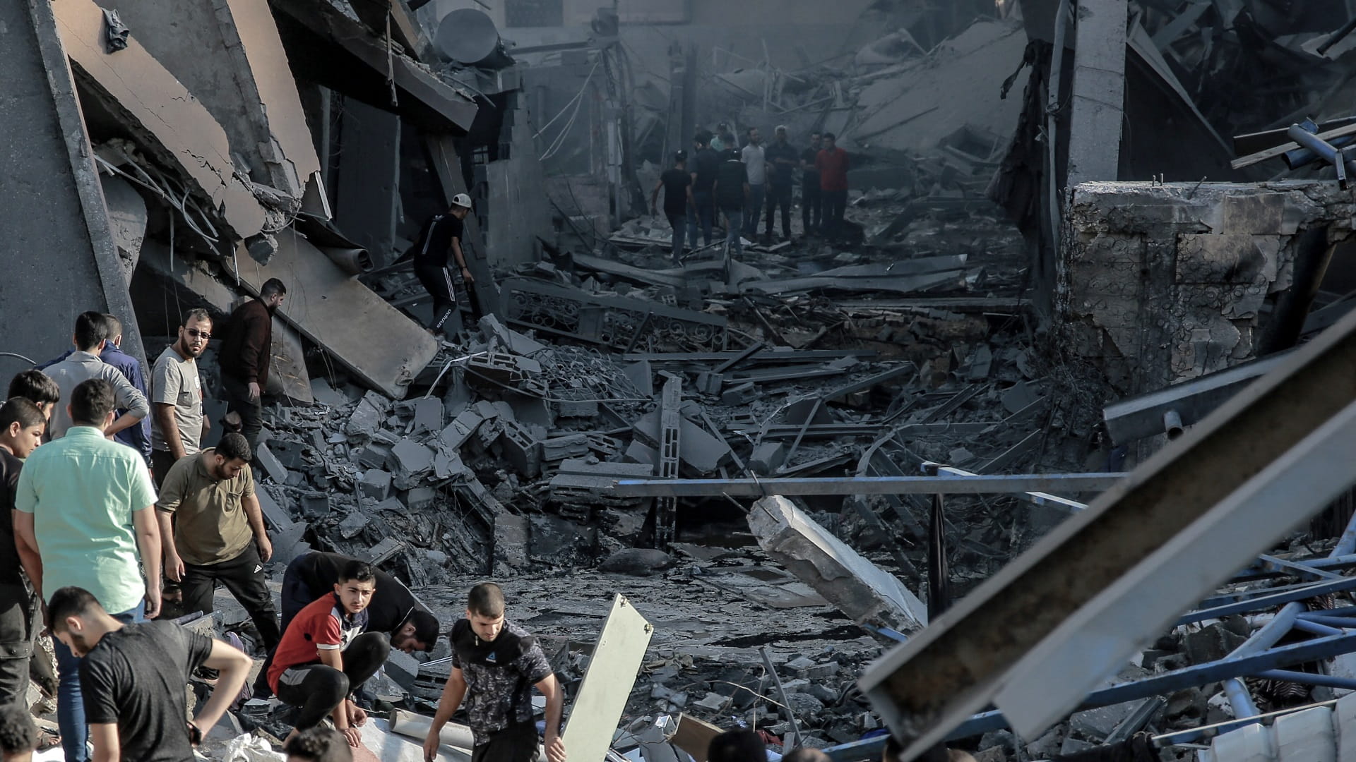 صورة بعنوان: غزة ترد على تشكيك بايدن بنشر قائمة تضم 7028 من ضحايا قصف إسرائيل 