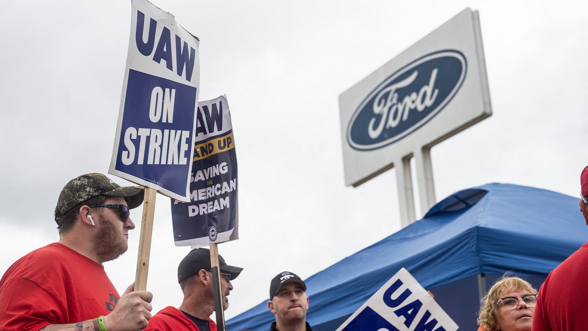 Image for the title: US auto workers union reaches preliminary deal with Ford 