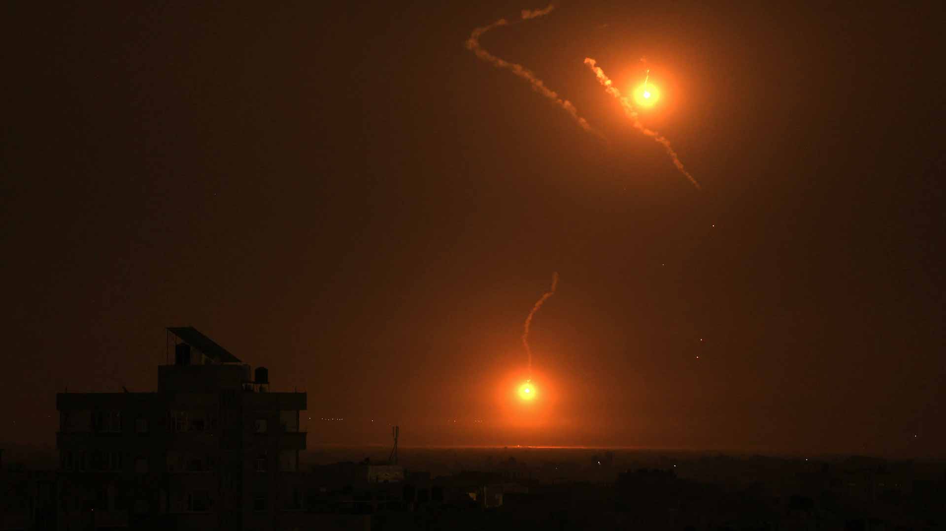 Image for the title: Ground battles rage in Gaza after Israel escalates bombing 