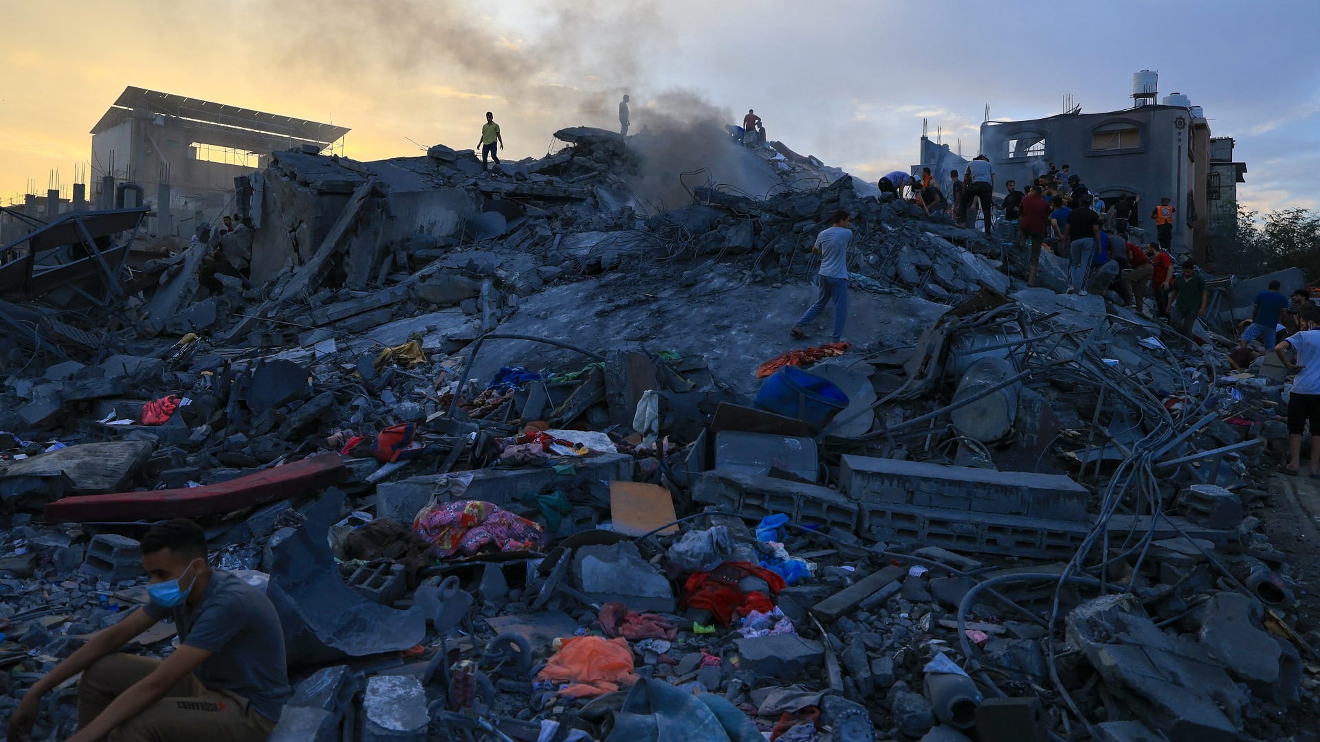 صورة بعنوان: وفاة 50 فلسطينياً وإصابة 150 بقصف إسرائيلي على مخيم جباليا في غزة 