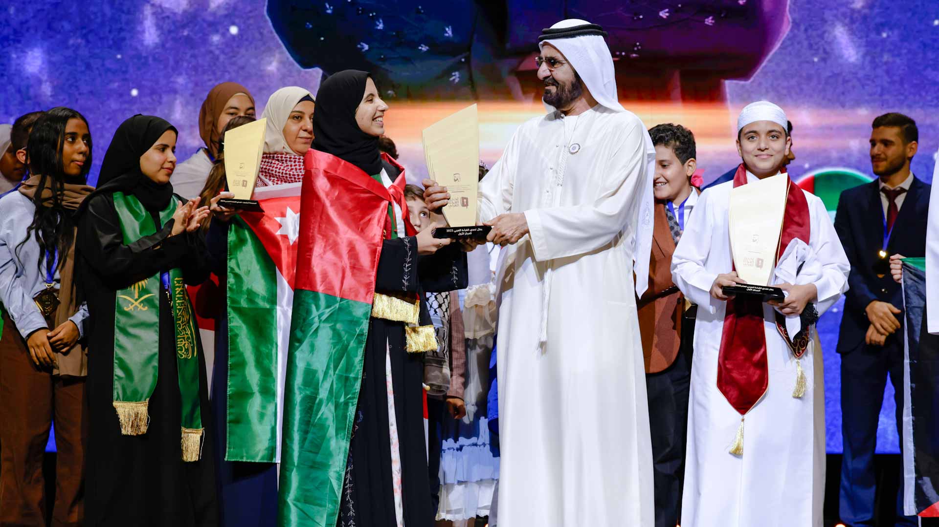 صورة بعنوان: محمد بن راشد يكرم عبد الله البري من قطر وآمنة المنصوري من الإمارات 