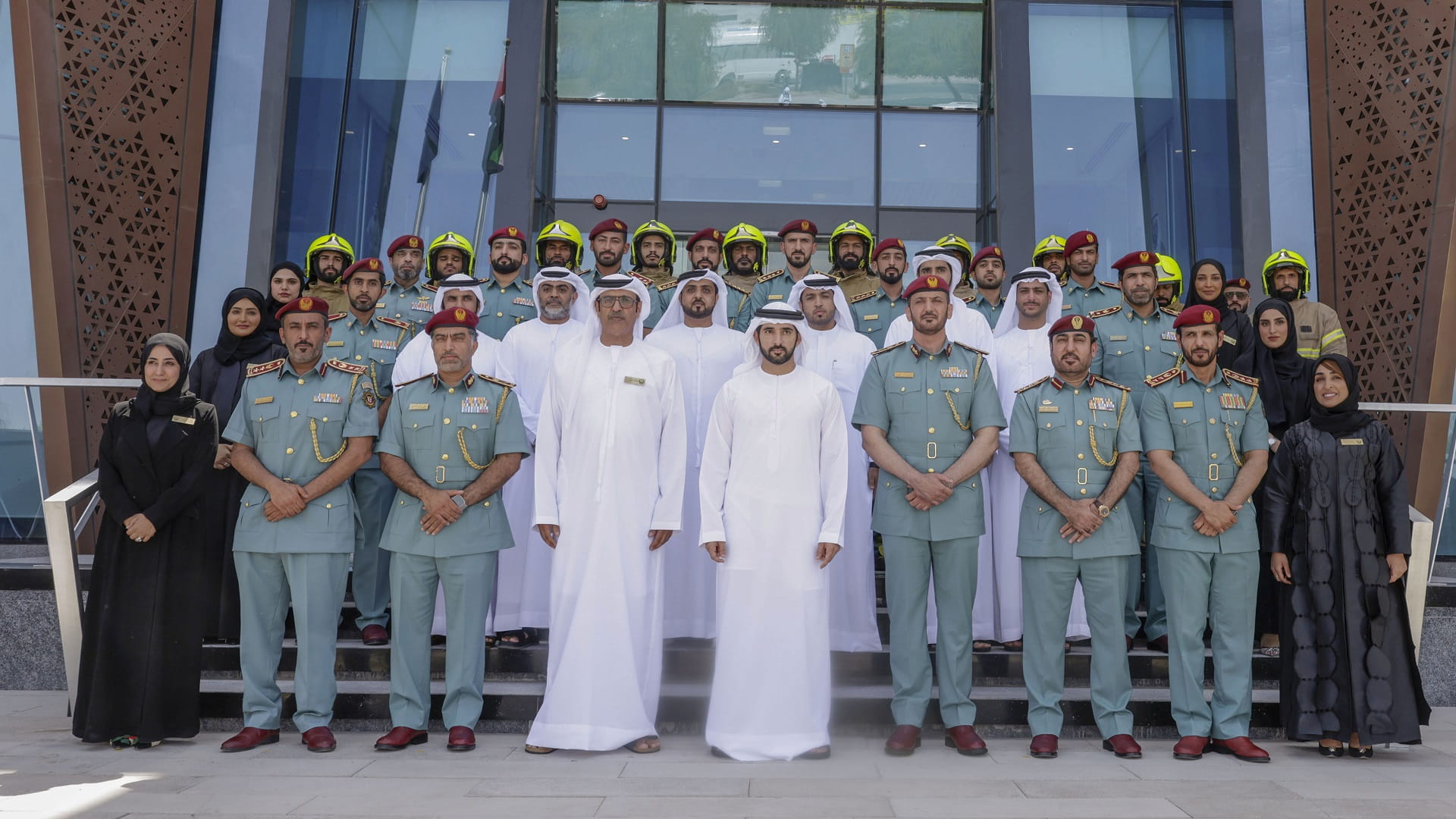 صورة بعنوان: حمدان بن محمد يزور مقر الإدارة العامة للدفاع المدني 