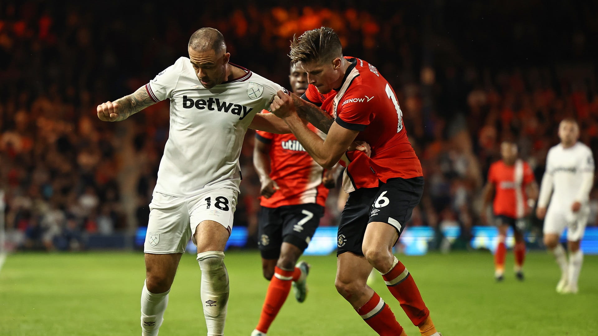 صورة بعنوان: ويستهام يتصدر مؤقتاً الدوري الإنجليزي الممتاز 