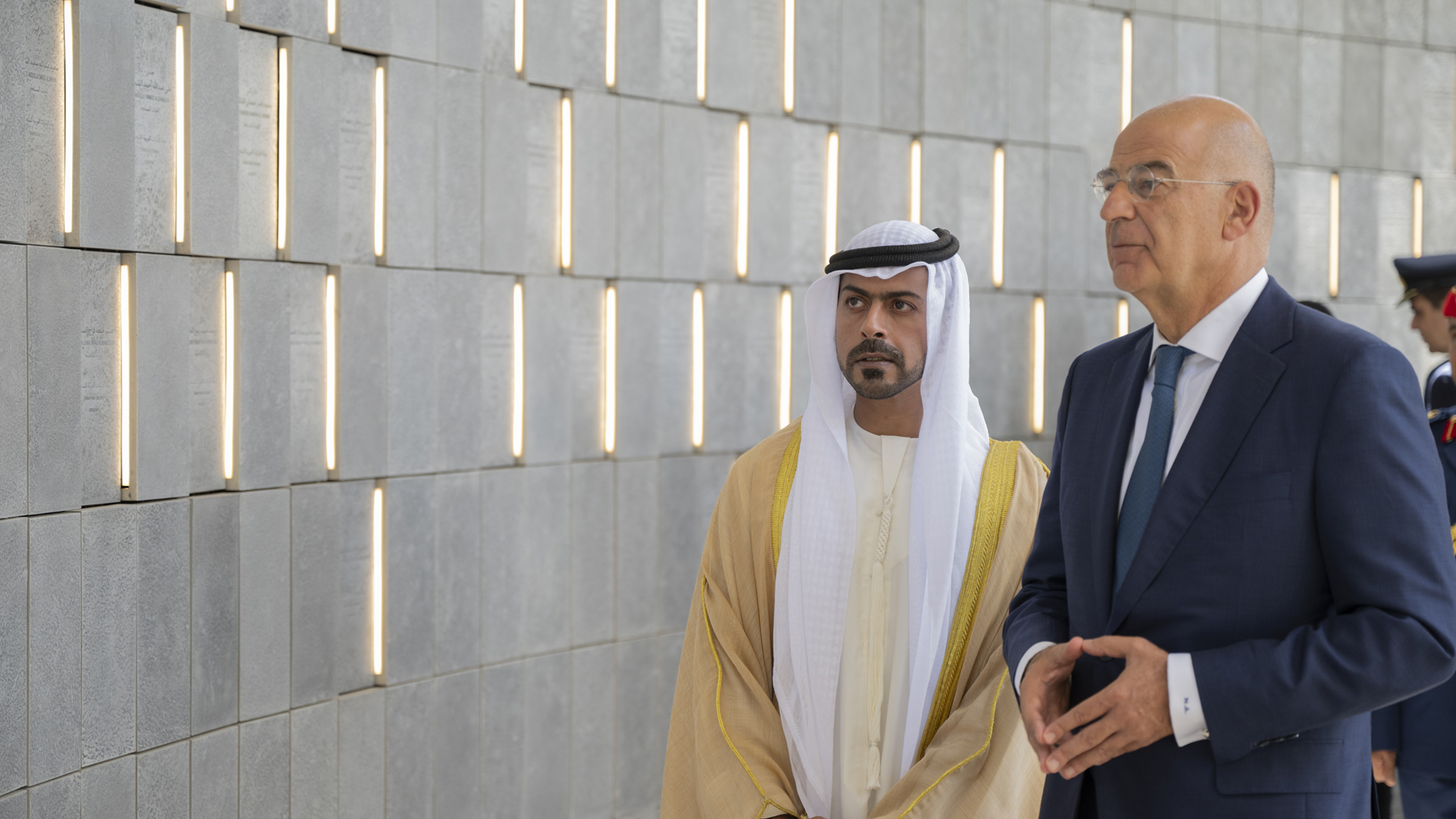 صورة بعنوان: خليفة بن طحنون يستقبل وزير الدفاع اليوناني ديندياس في واحة الكرامة 