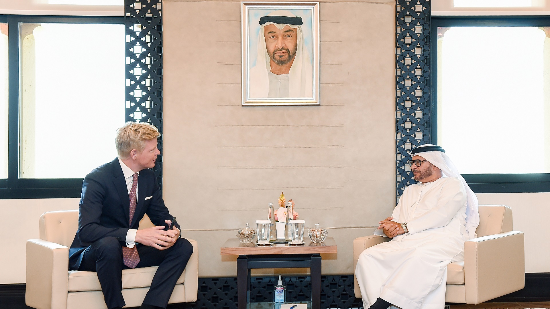 صورة بعنوان: أنور قرقاش يلتقي هانس غروندبرغ المبعوث الأممي إلى اليمن 