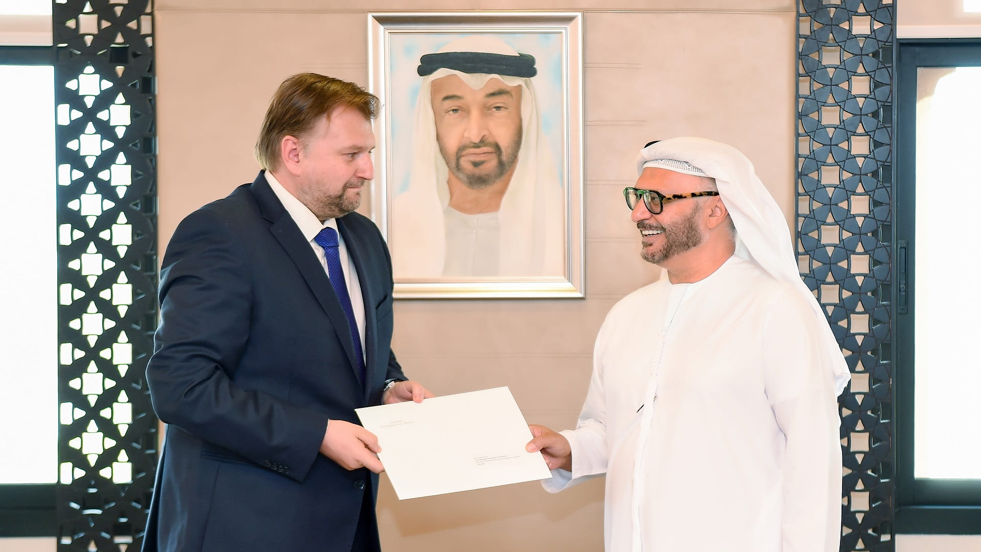 صورة بعنوان: رئيس الدولة يتلقى رسالة خطية من الرئيس البولندي 