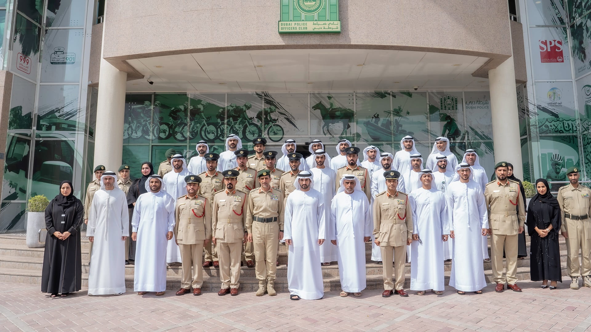 صورة بعنوان: حمدان بن محمد يطّلع على مبادرات ومشاريع شرطة دبي 