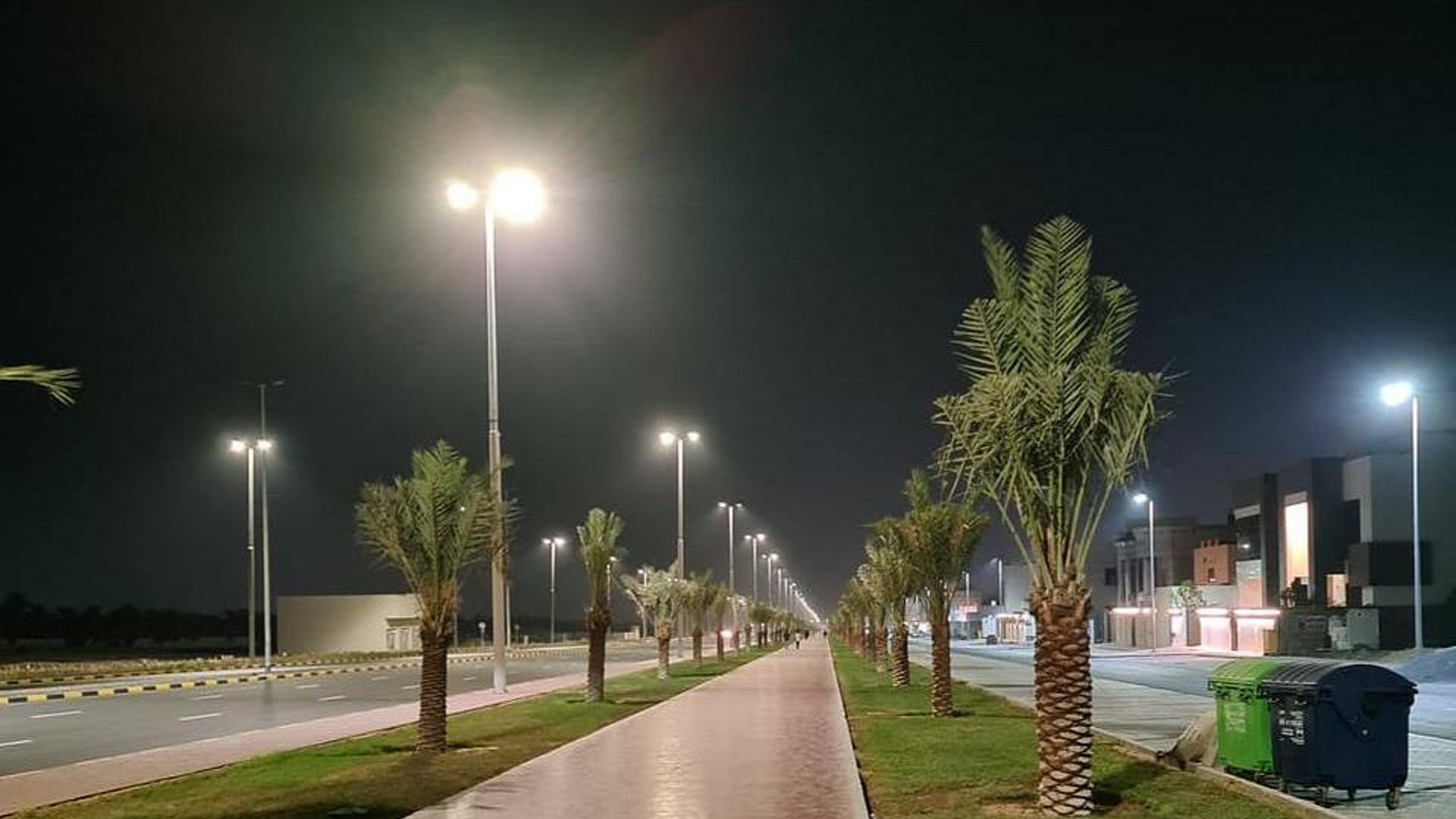 صورة بعنوان: كهرباء الشارقة تنجز مشروع إنارة طريق خورفكان الدائري بمنطقة الحراي 