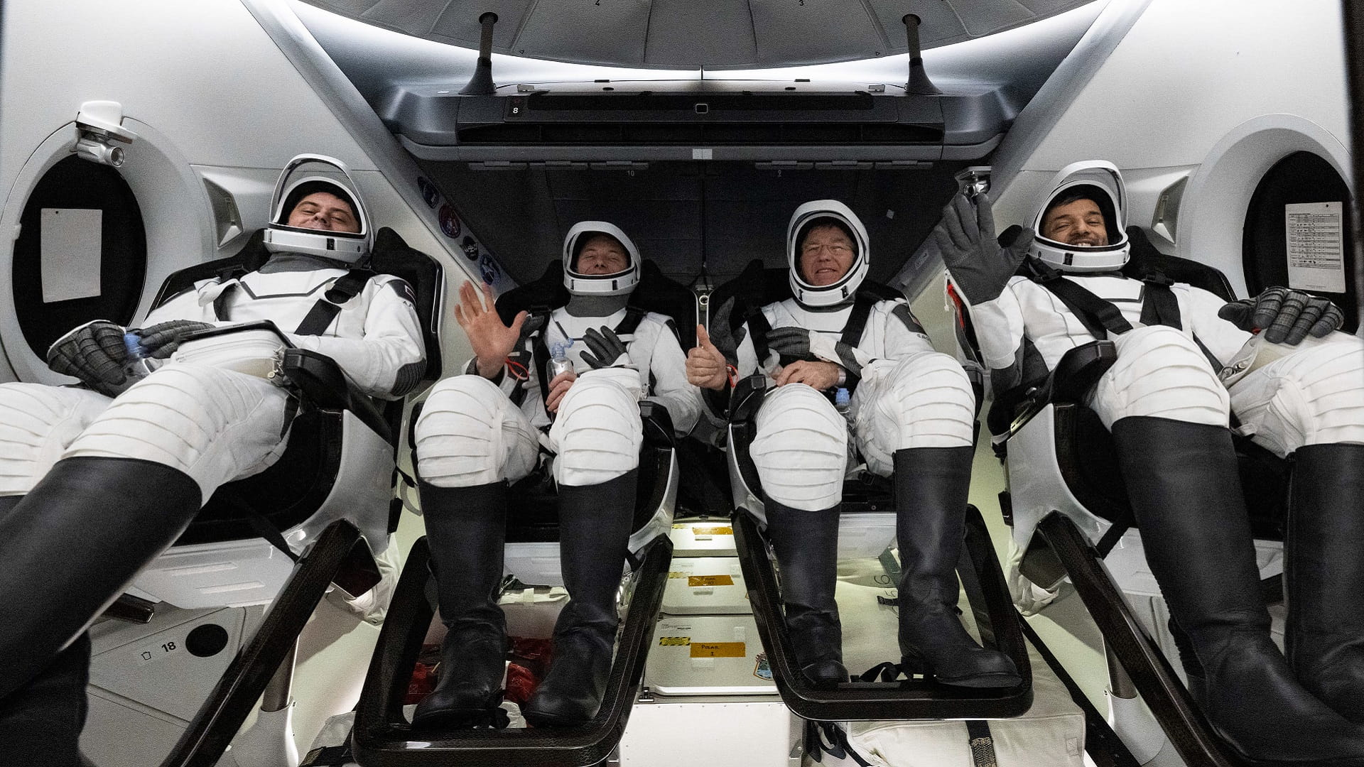 صورة بعنوان: رائد الفضاء الإماراتي سلطان النيادي يعود إلى الأرض بسلام 