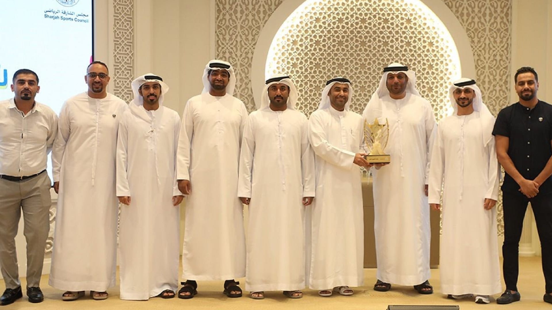 صورة بعنوان: نادي الحمرية يُتوج بجائزة "التفوق العام" لصيف الشارقة الرياضي 