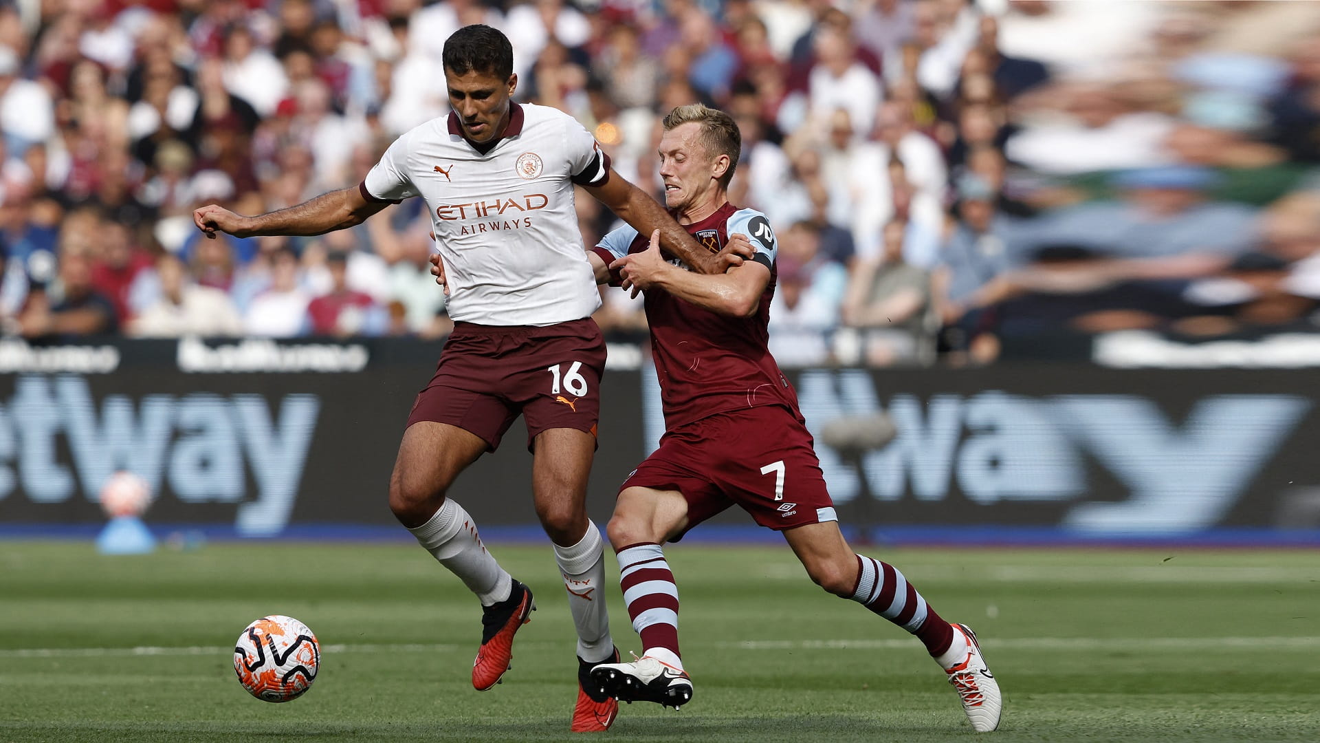 صورة بعنوان: مانشستر سيتي يستعيد صدارة الدوري الإنجليزي الممتاز 