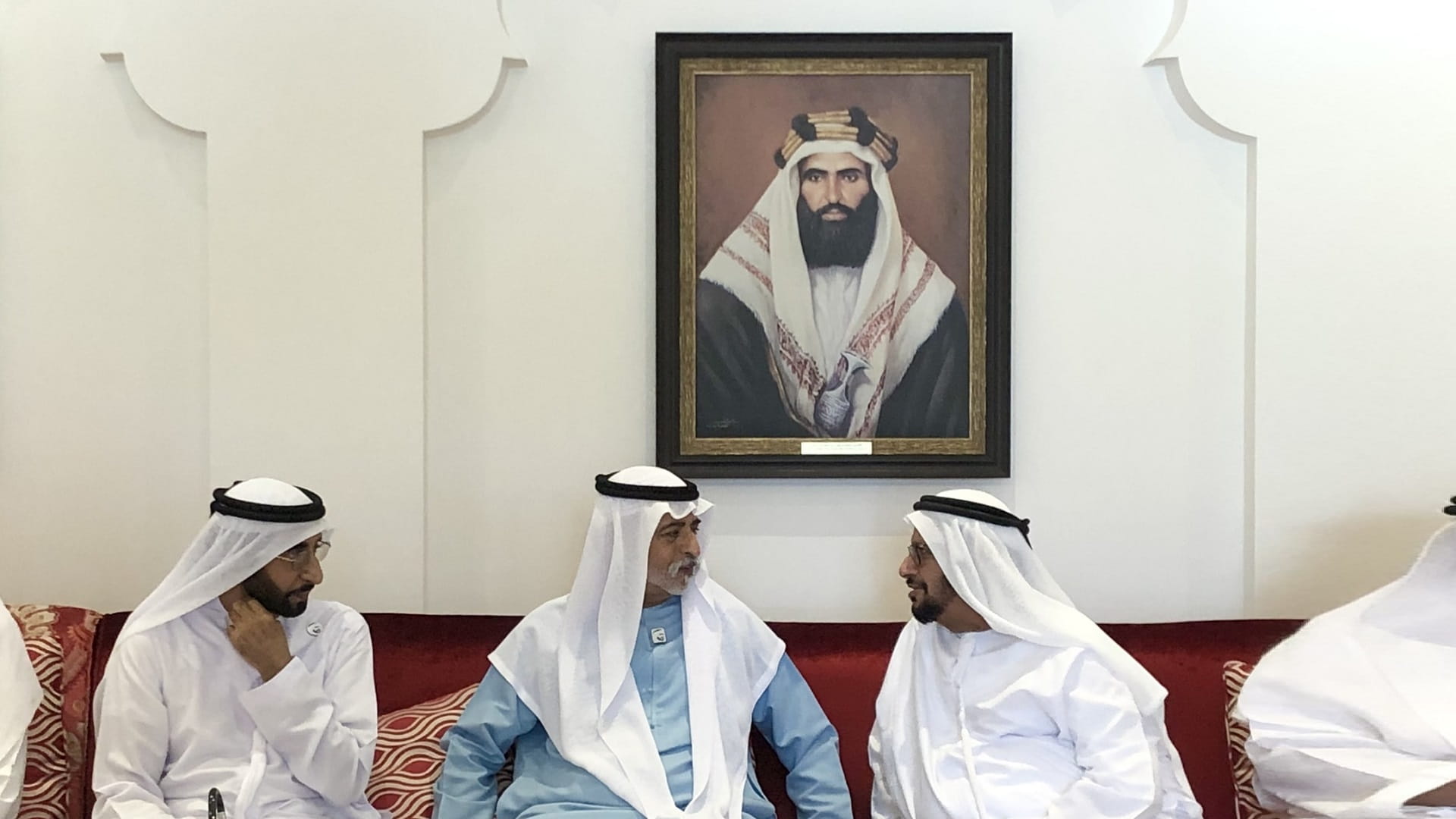 صورة بعنوان: نهيان بن مبارك يعزي في وفاة والدة موفي ومحمد علي بن موفي الدوسري 