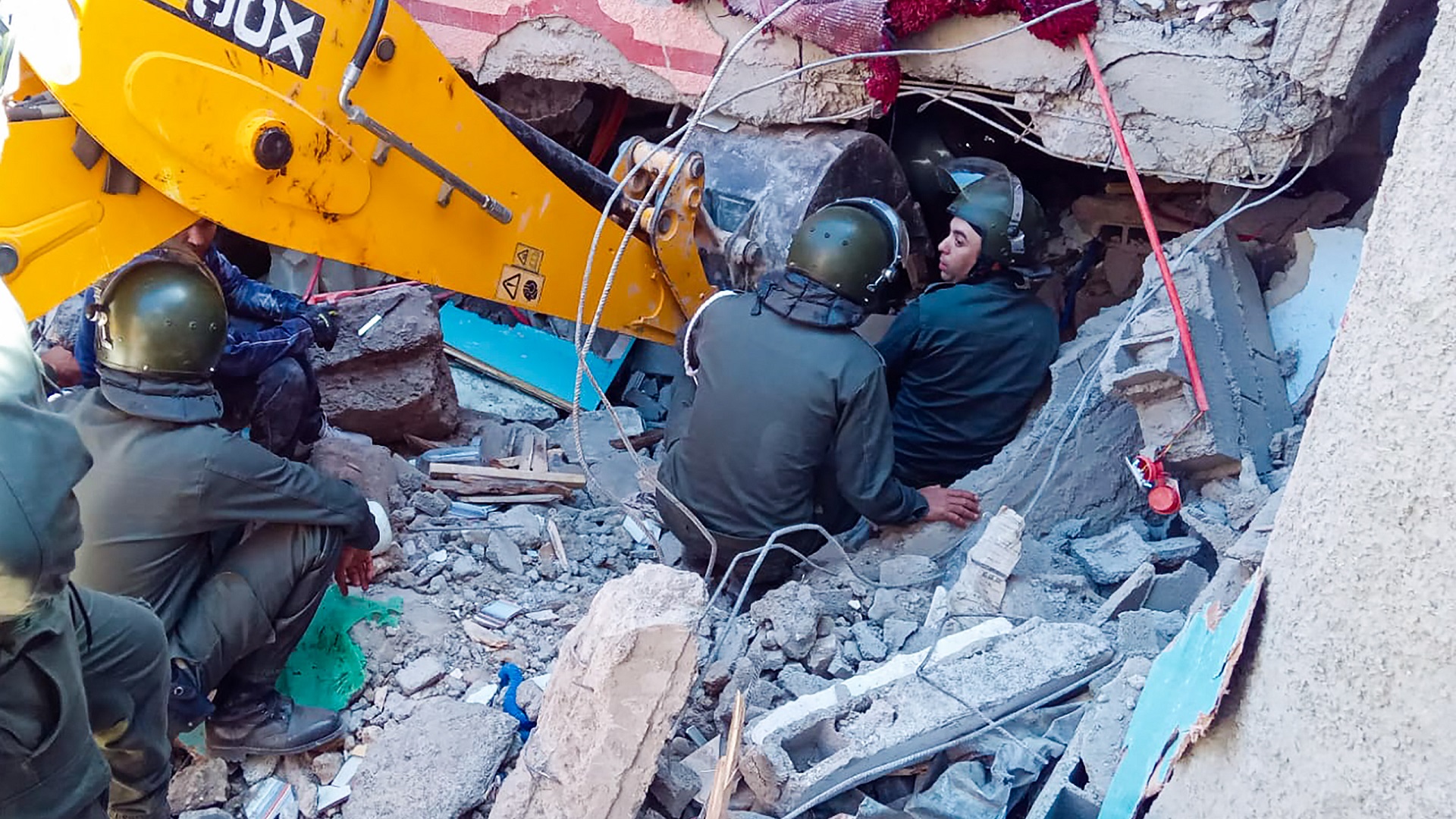 Image for the title: Moroccan earthquake's death toll rises to 820 people 