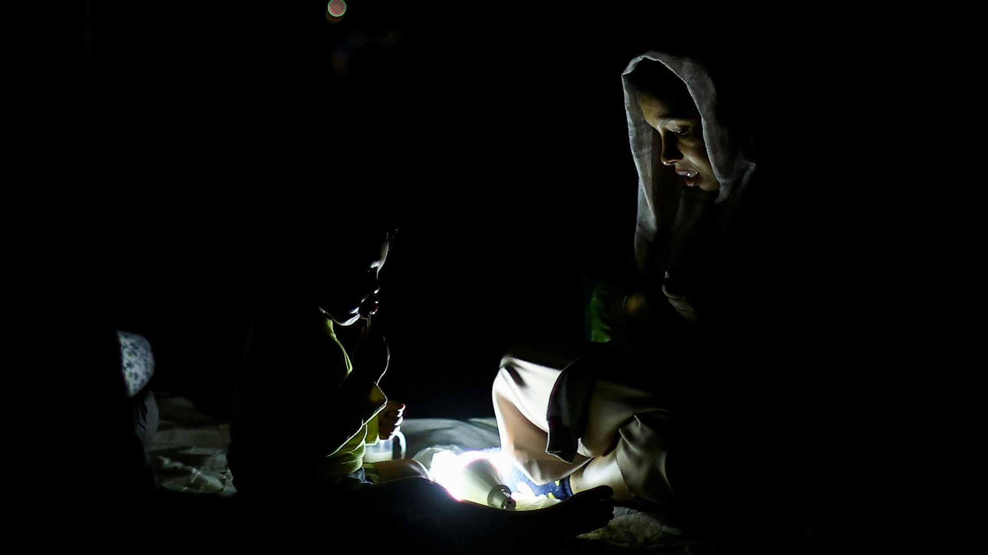 صورة بعنوان: زلزال المغرب ينهي حياة 2012 والناجون يبيتون في العراء لليوم الثاني 