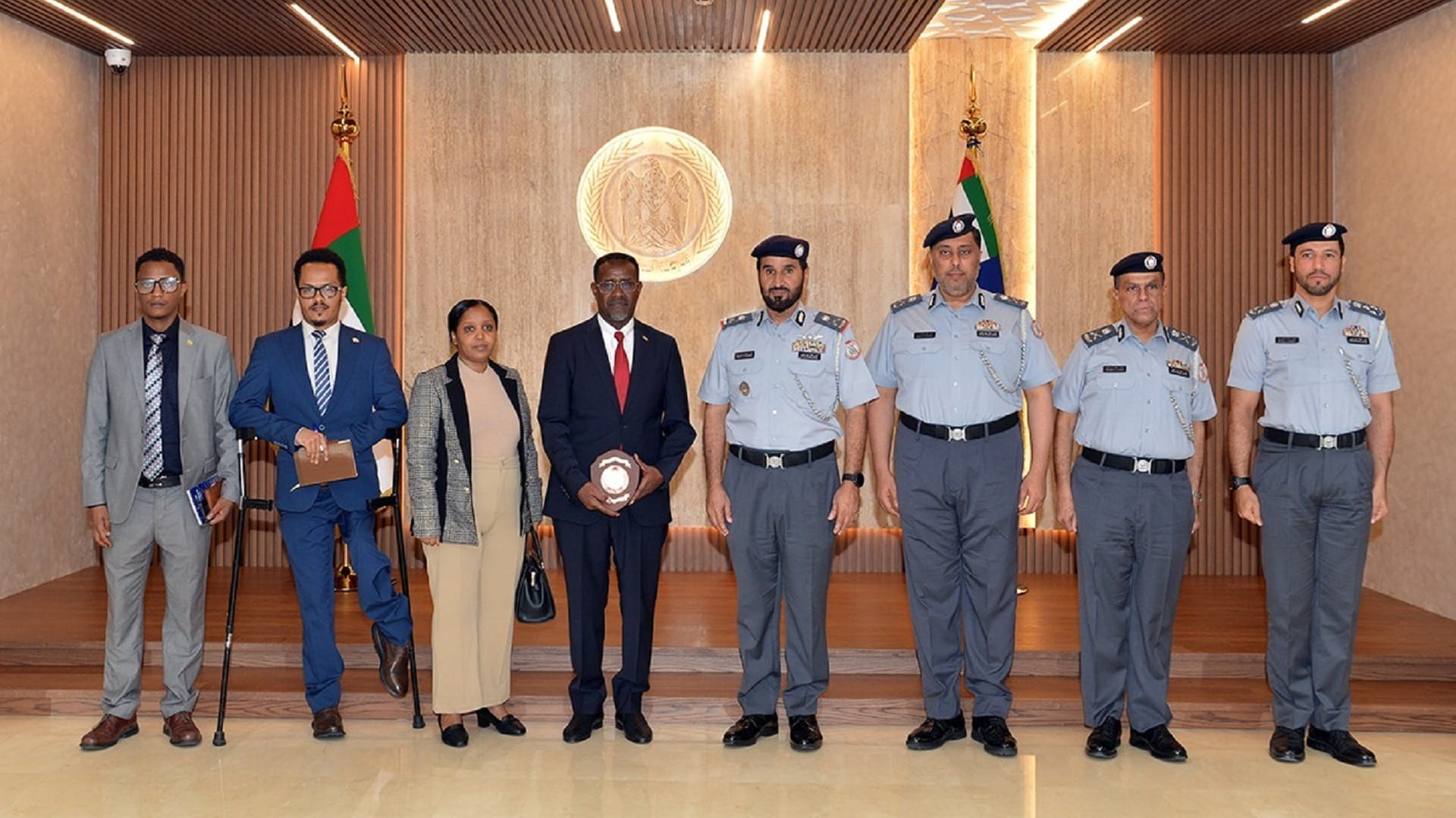 صورة بعنوان: قائد عام شرطة أبوظبي يبحث مع سفير إثيوبيا موضوعات العمل الأمني 