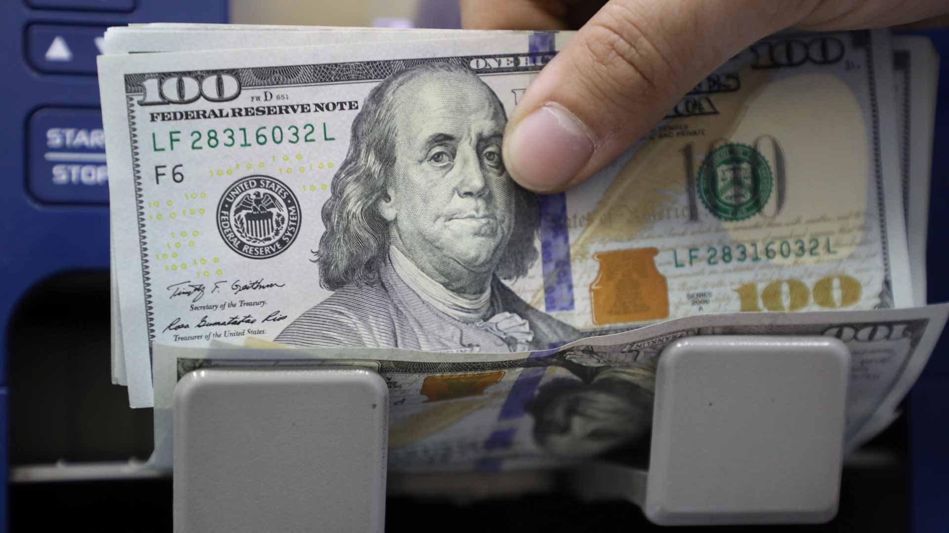 صورة بعنوان: الدولار يتقهقر والين يصعد قبل بيانات التضخم في أميركا 