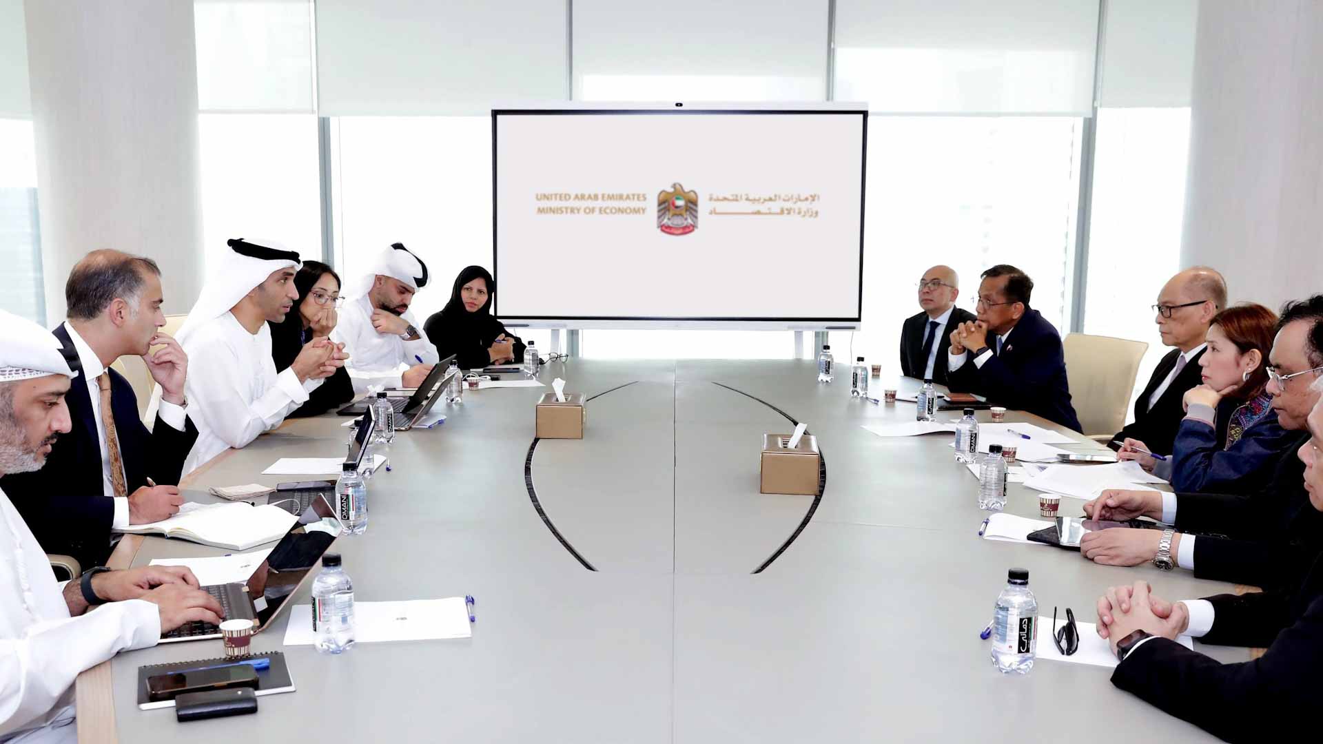 صورة بعنوان: الإمارات والفلبين تبحثان تعزيز العلاقات التجارية والاستثمارية 