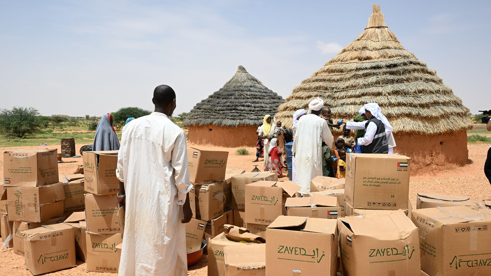 صورة بعنوان: الفريق الإنساني الإماراتي يضيء القرى في أمدجراس التشادية 