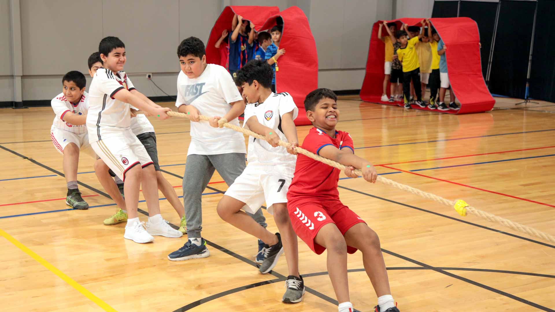 صورة بعنوان: أطفال الشارقة تغرس مبدأ الروح الرياضية وعدم التعصب في 120 منتسباً 