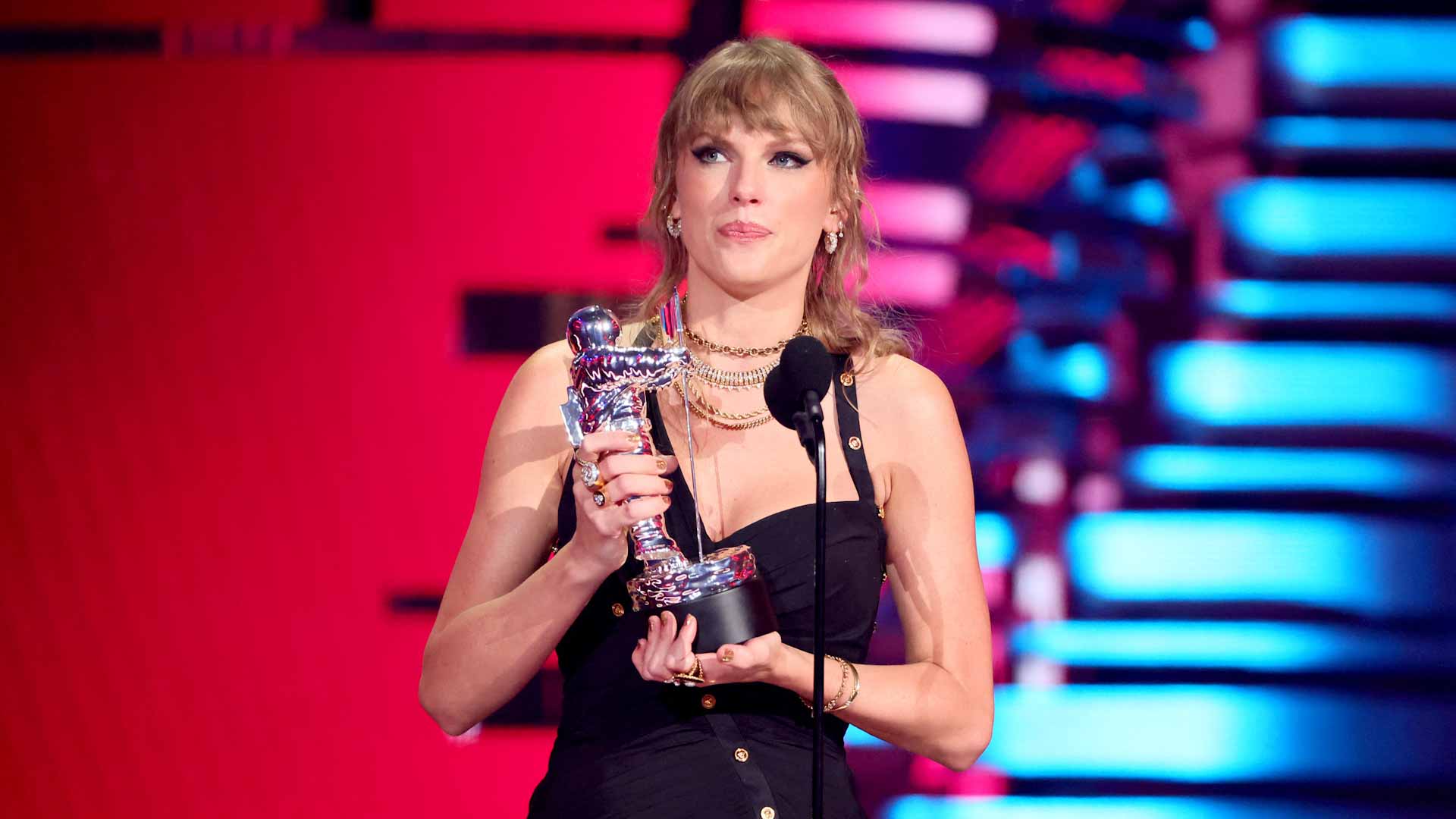 صورة بعنوان: برقم قياسي...تايلور سويفت تتألق وتنفرد بجوائز "إم.تي.في" للفيديو 