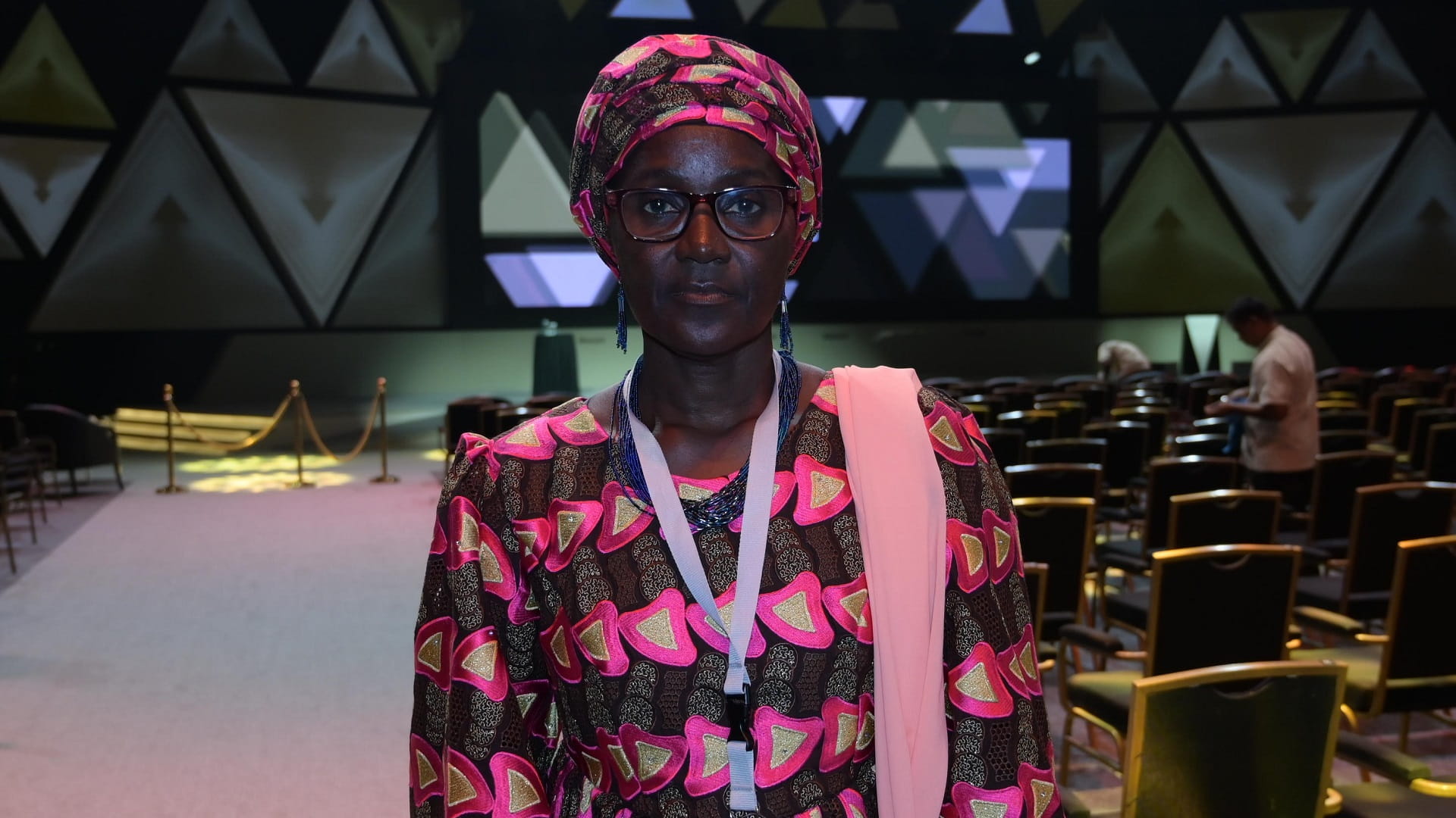 صورة بعنوان: ملكة إعادة التدوير الغامبية تدعو النساء لإحداث التغيير بالتكاتف  