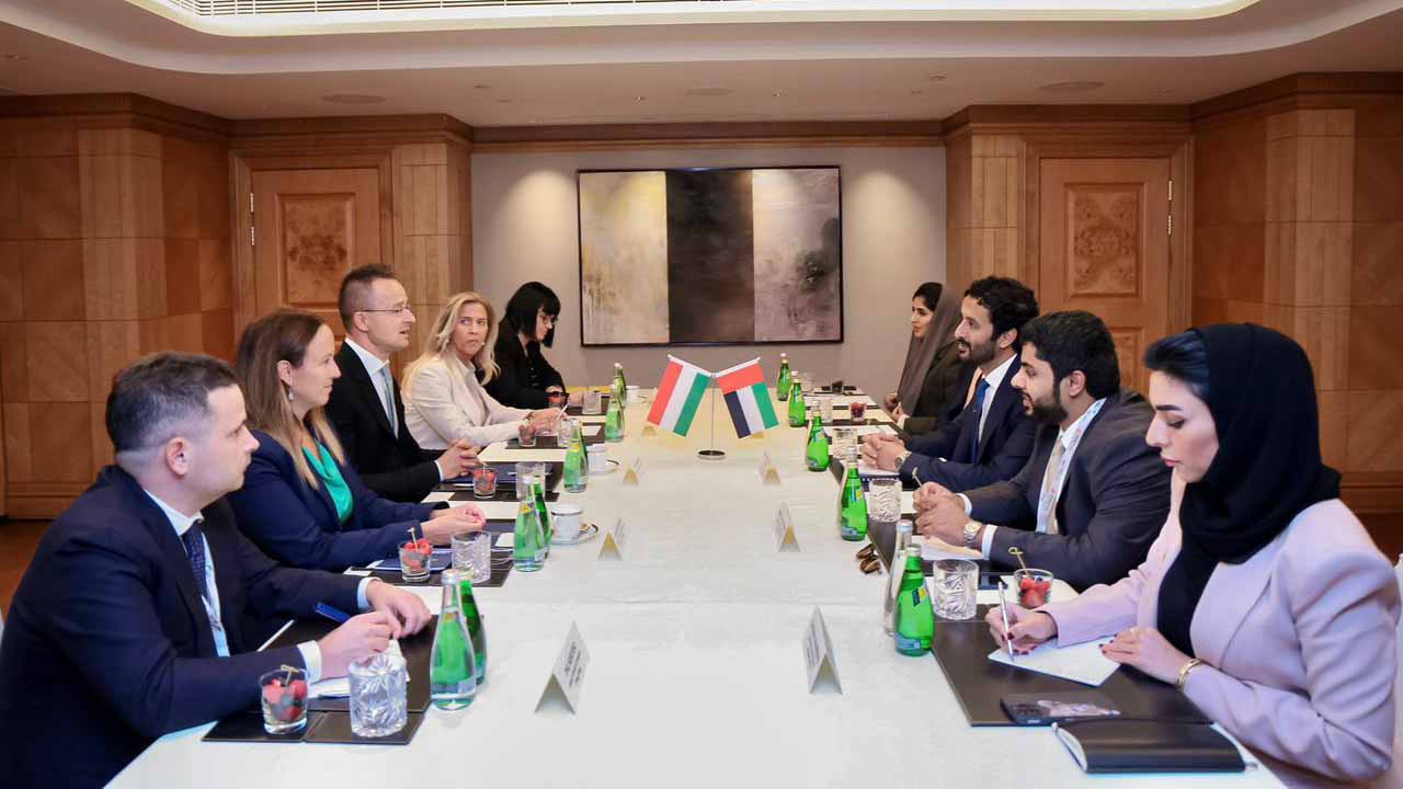 صورة بعنوان: الإمارات والمجر تبحثان التعاون في قطاعات الاقتصاد الجديد والتجارة 