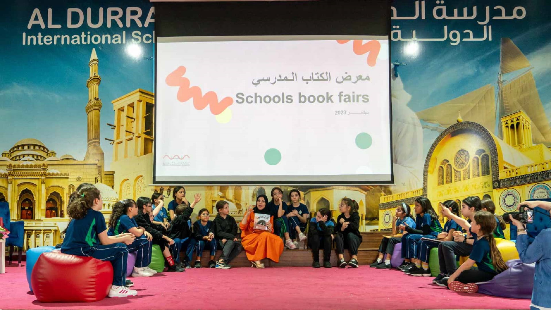 صورة بعنوان: "منصة للتوزيع" تضع 5000 كتاب بمتناول الأطفال في مدارس الشارقة 