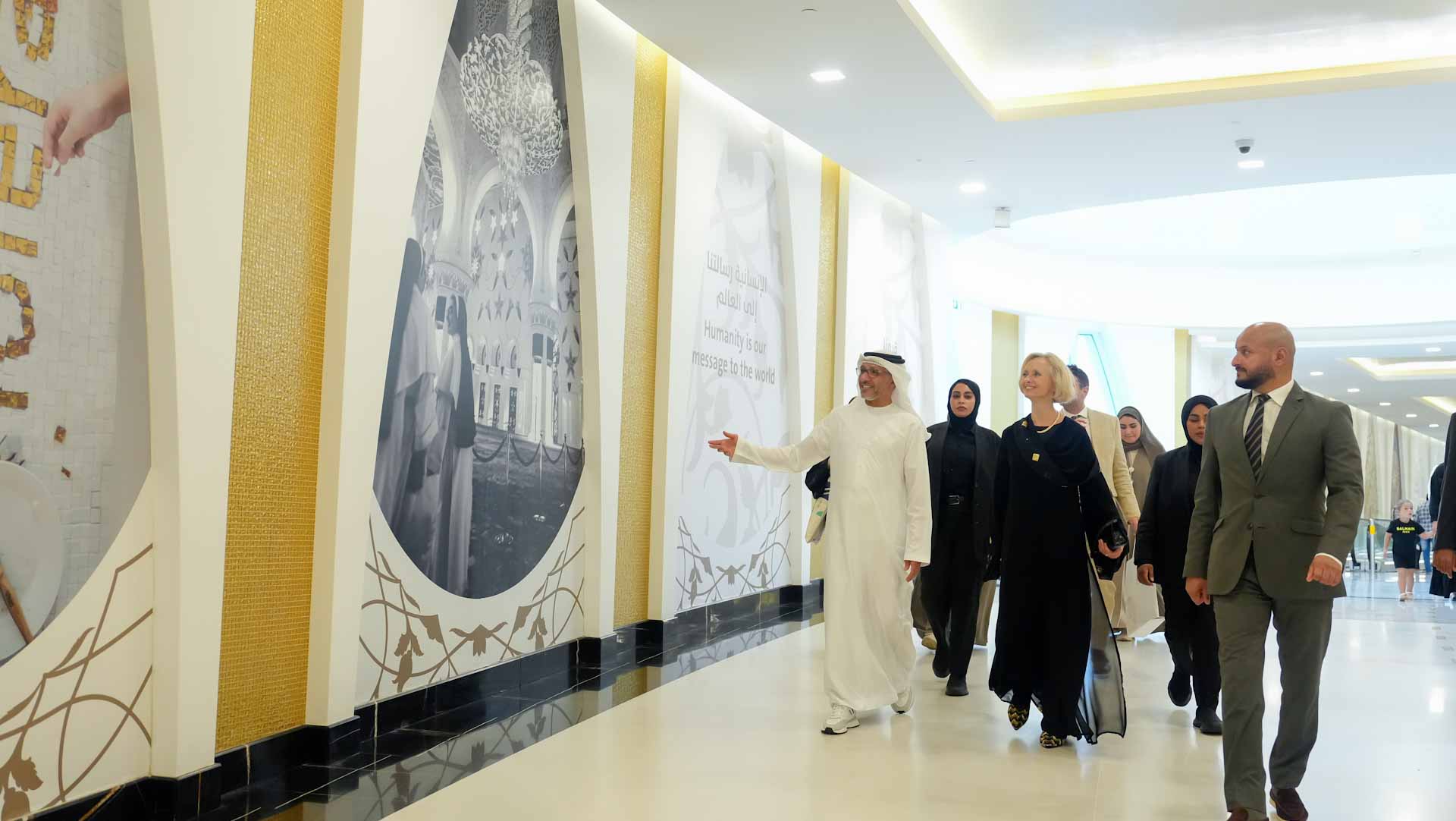 Image for the title: US Ambassador to UAE visits Sheikh Zayed Grand Mosque 