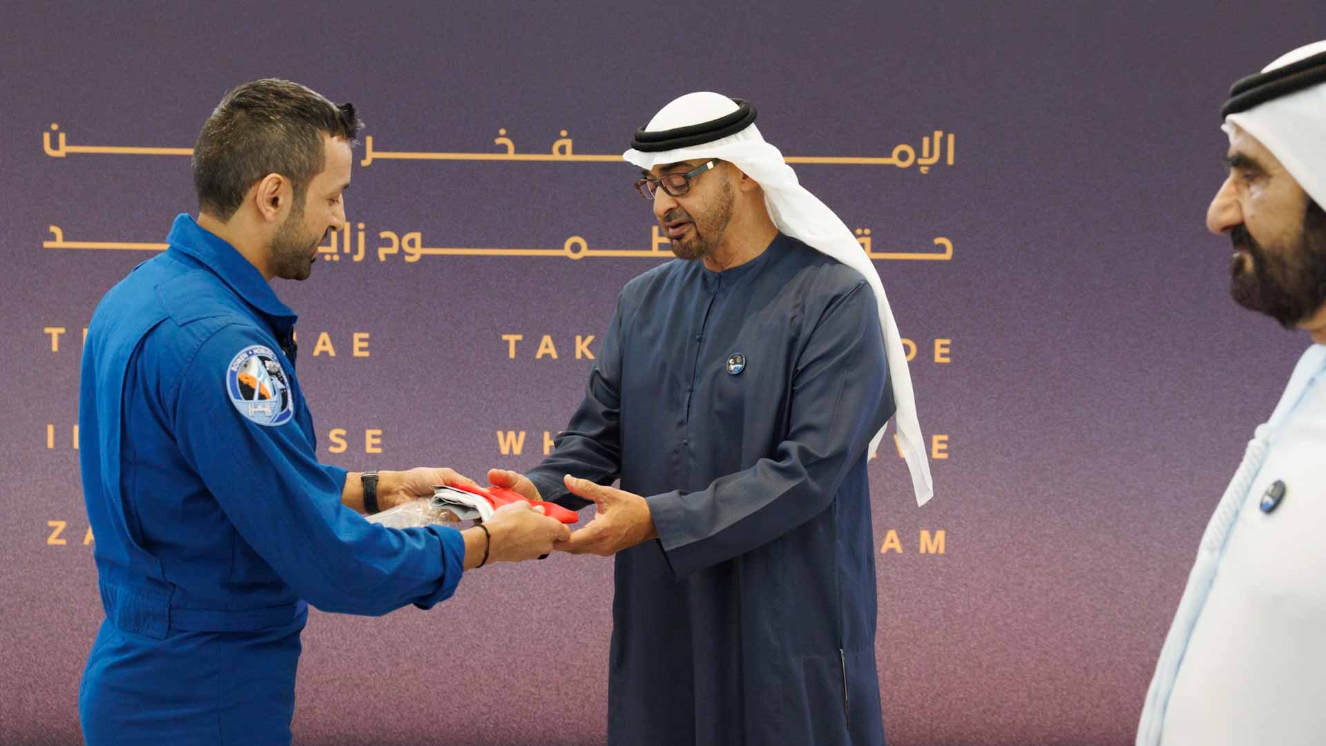 صورة بعنوان: رئيس الدولة ومحمد بن راشد يستقبلان رائد الفضاء سلطان النيادي  