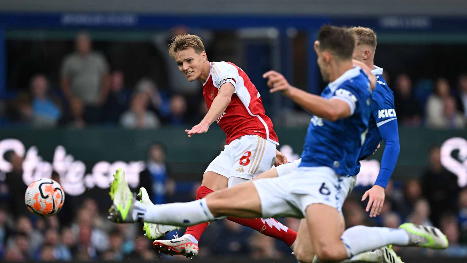 صورة بعنوان: تروسارد يقود أرسنال للفوز على إيفرتون بالدوري الإنجليزي   