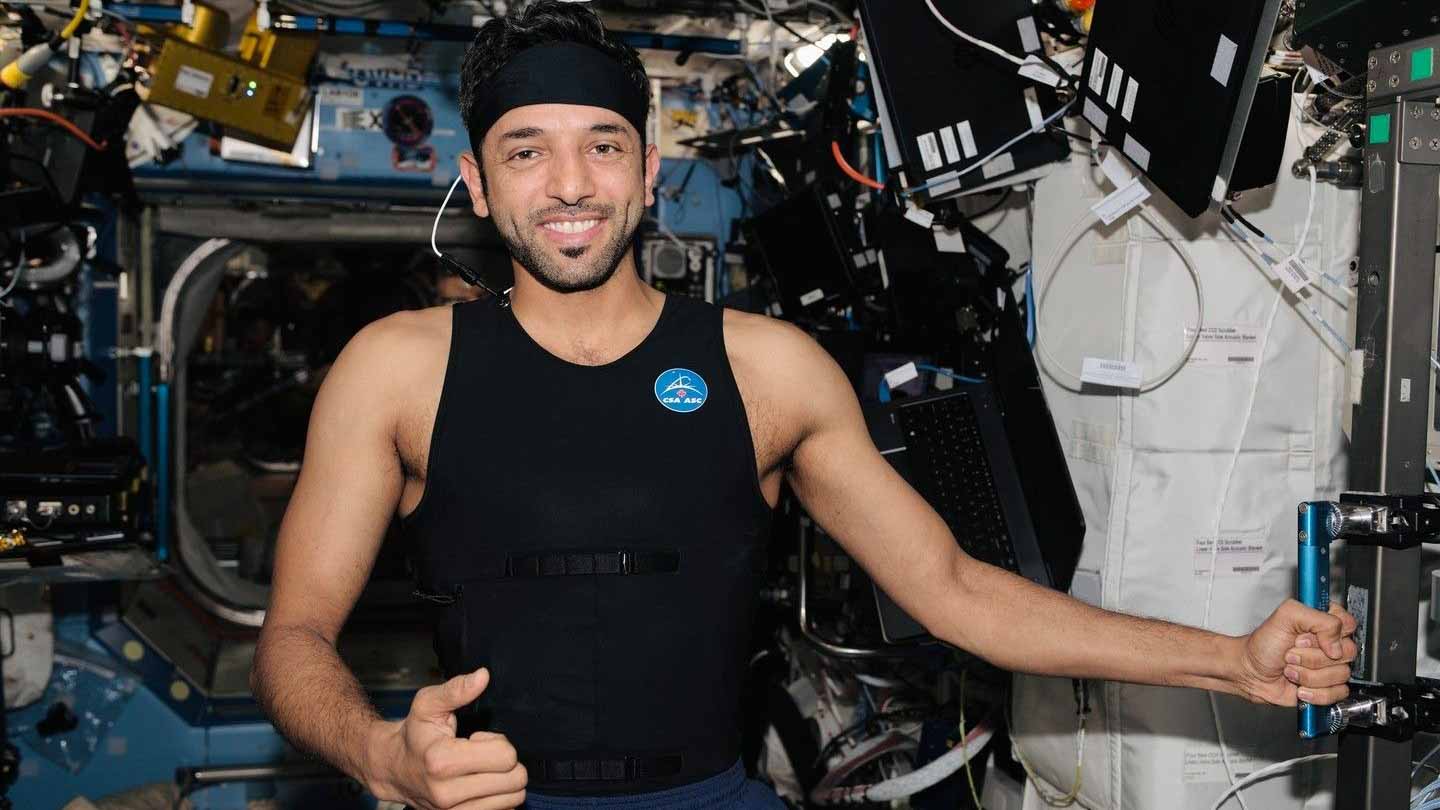 صورة بعنوان: رسائل سلطان النيادي من الفضاء تلهم الشباب بأهمية ممارسة الرياضة 