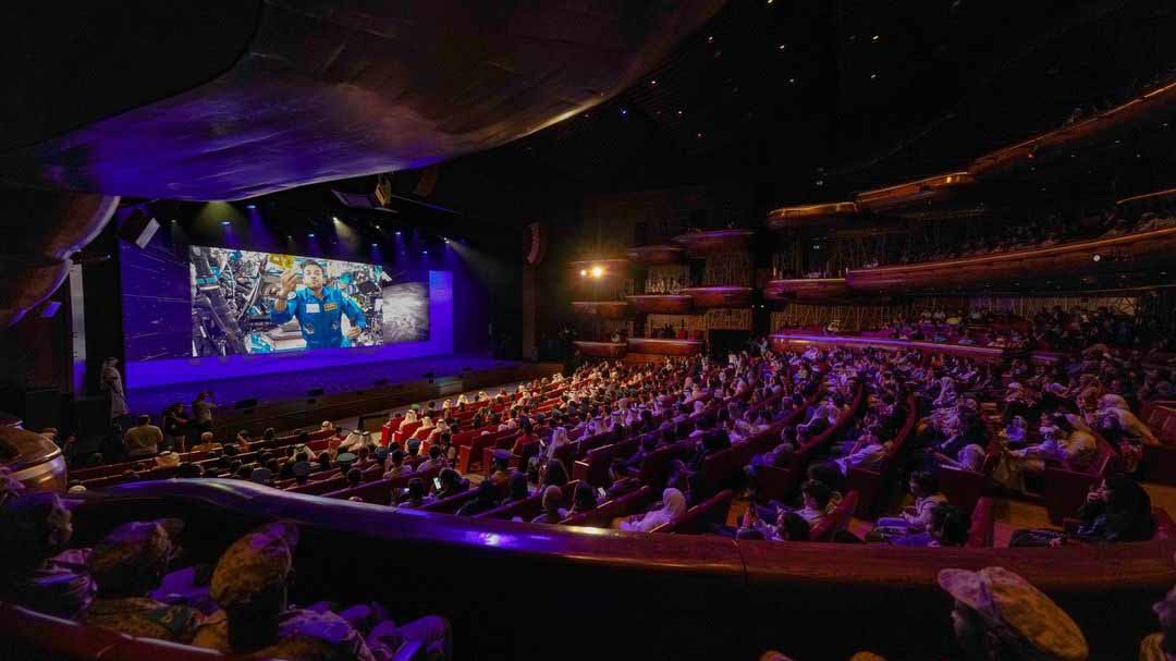 صورة بعنوان: "لقاءات النيادي من الفضاء" تضمنت 12 اتصالاً مرئياً  