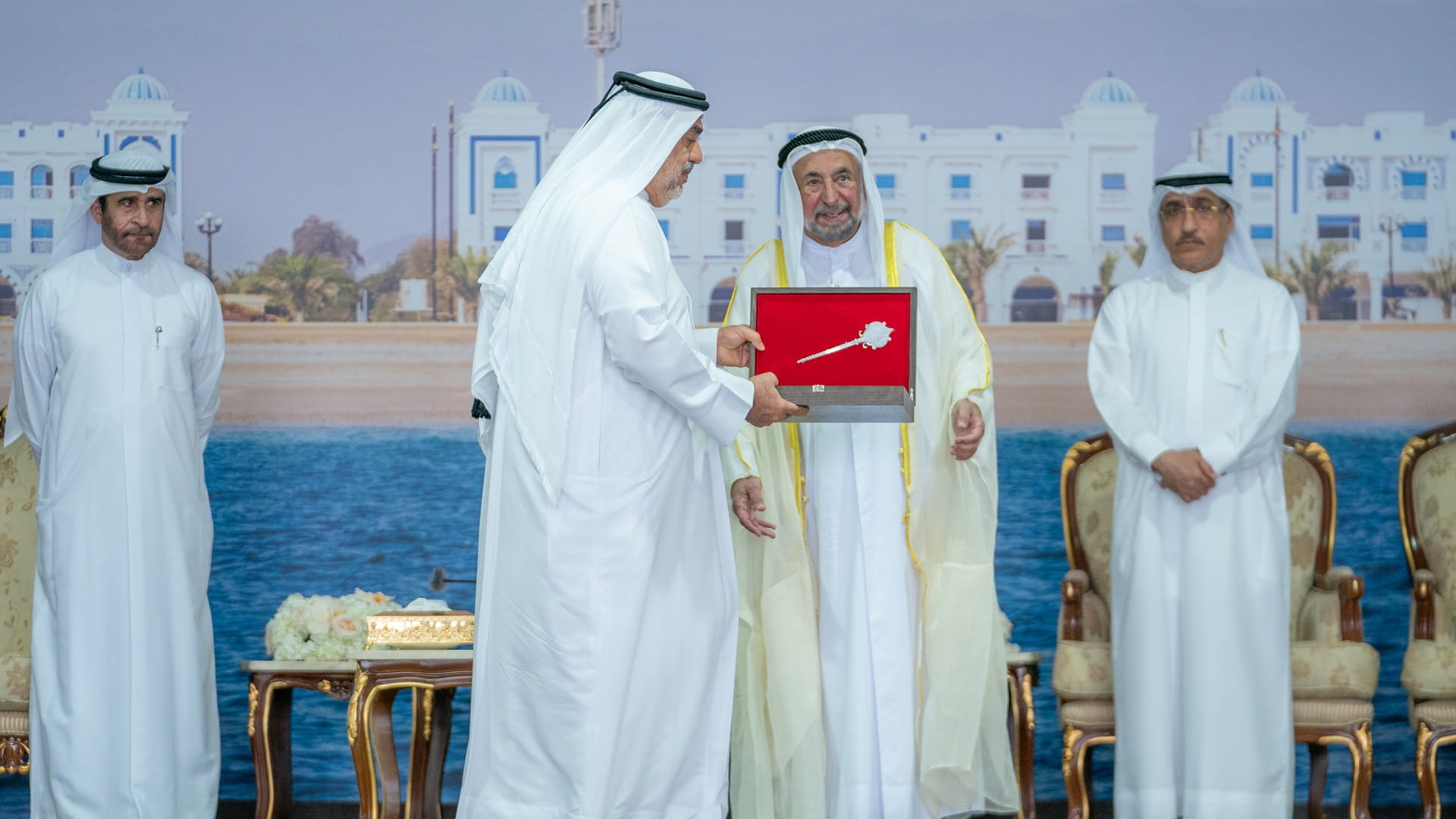 صورة بعنوان: حاكم الشارقة يسلم دائرة الأوقاف بناية وقفية بمدينة كلباء 