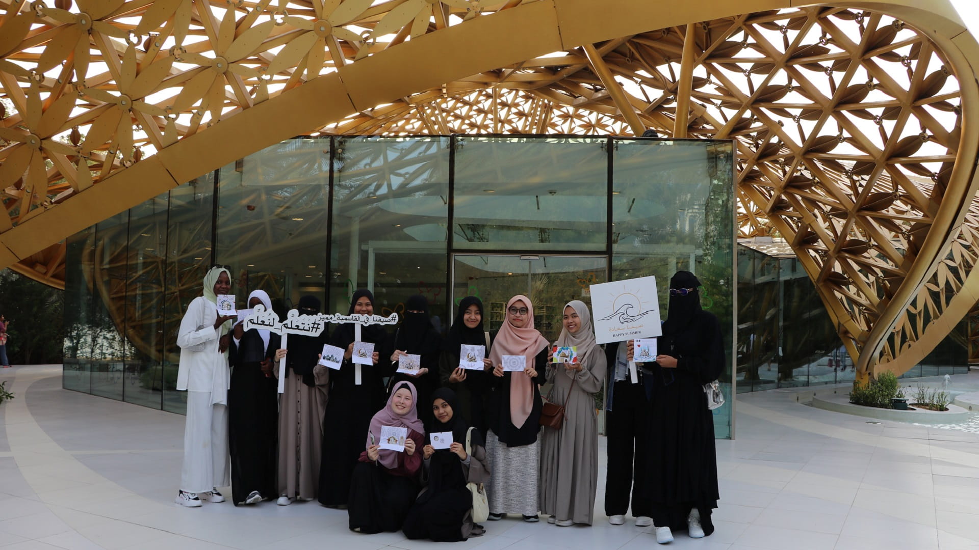 صورة بعنوان: طالبات الجامعة القاسمية تروين تجاربهن في معسكر "صيفنا سعادة" 