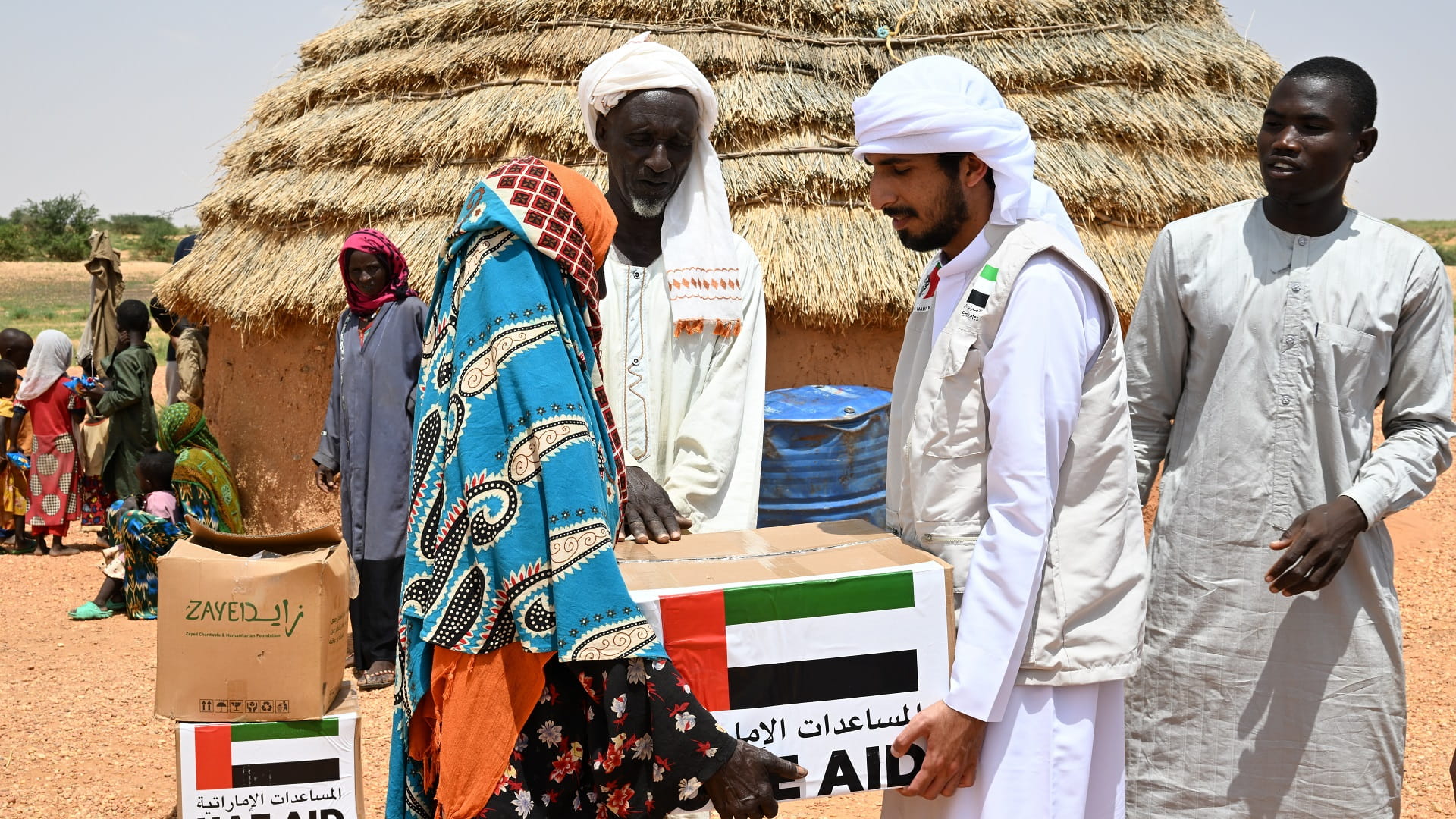 Image for the title: Emirati humanitarian team lights up villages in Amdjarass 