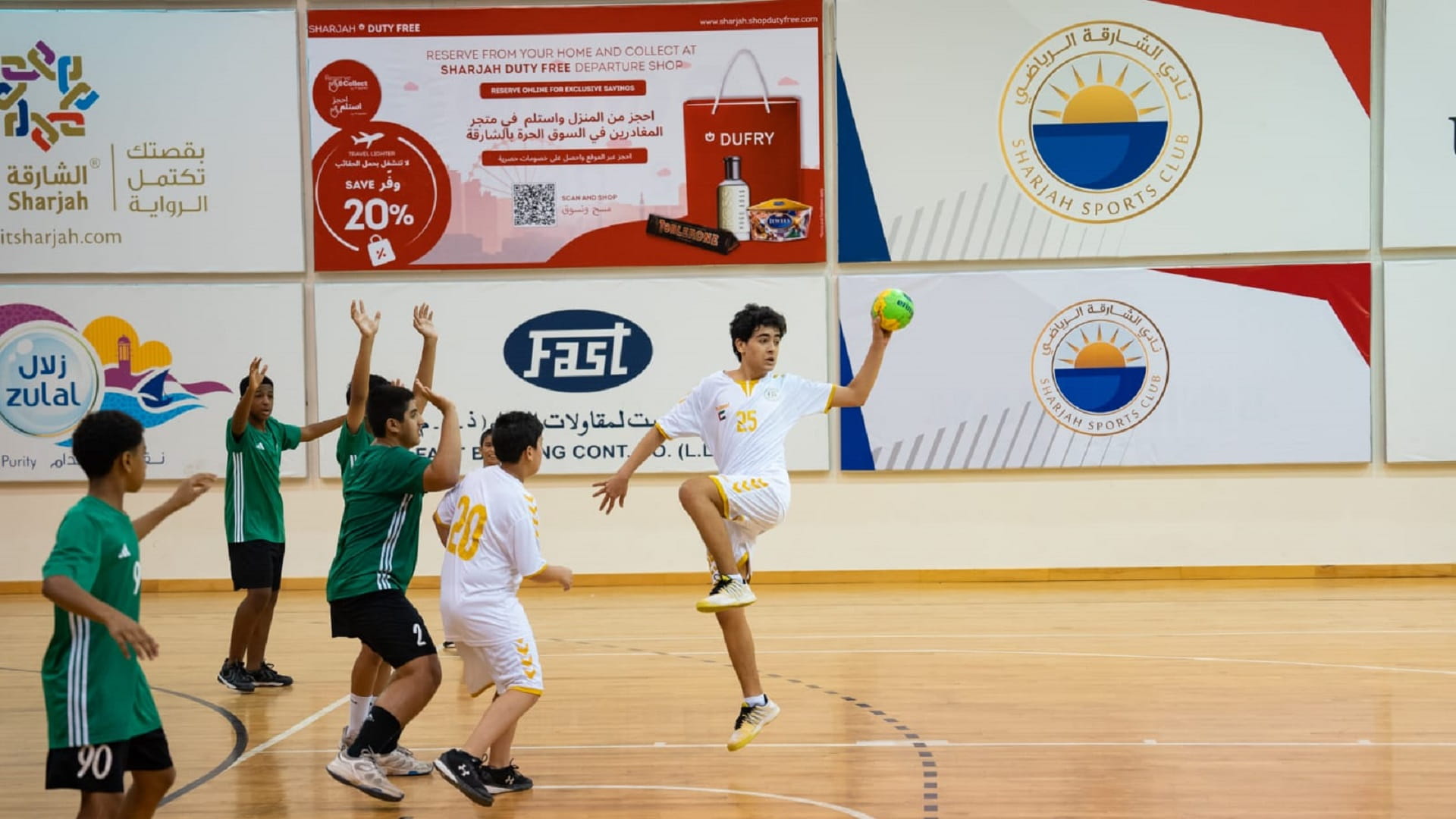 صورة بعنوان: "الشارقة الرياضي" ينظم دورات ناجحة في كرة الطاولة واليد والسباحة  