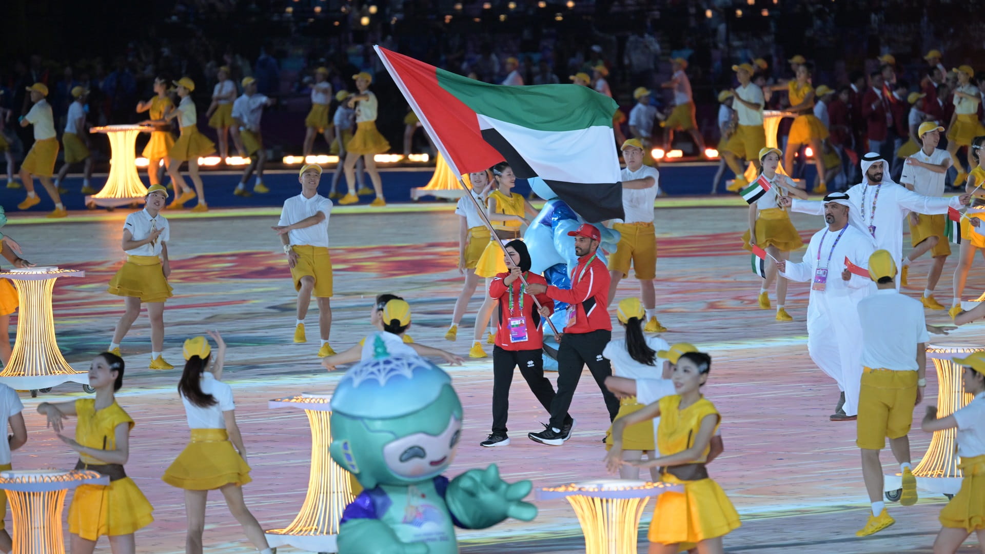 صورة بعنوان: علم الإمارات يزين حفل افتتاح دورة الألعاب الآسيوية في الصين 