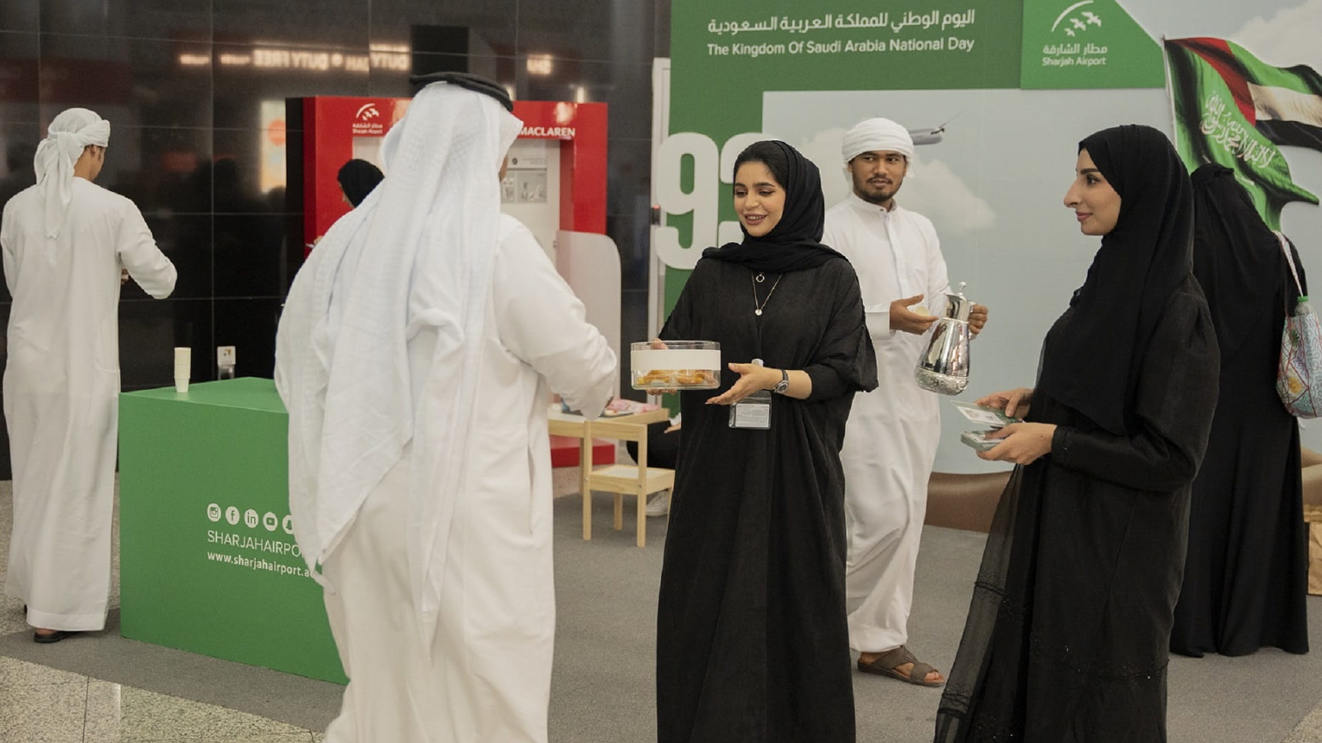صورة بعنوان: مطار الشارقة يحتفل بالمسافرين السعوديين في اليوم الوطني للمملكة 