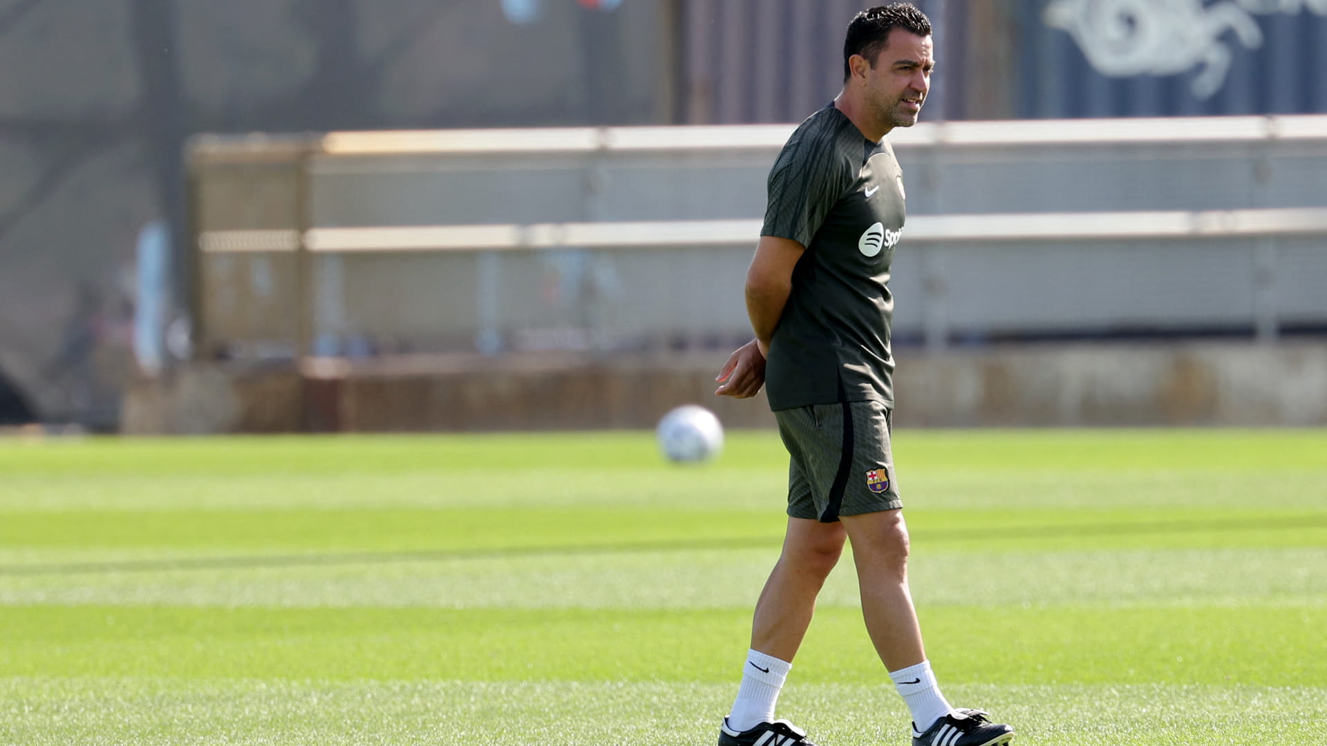 صورة بعنوان: نادي برشلونة الإسباني يعلن تمديد عقد مدربه تشافي  