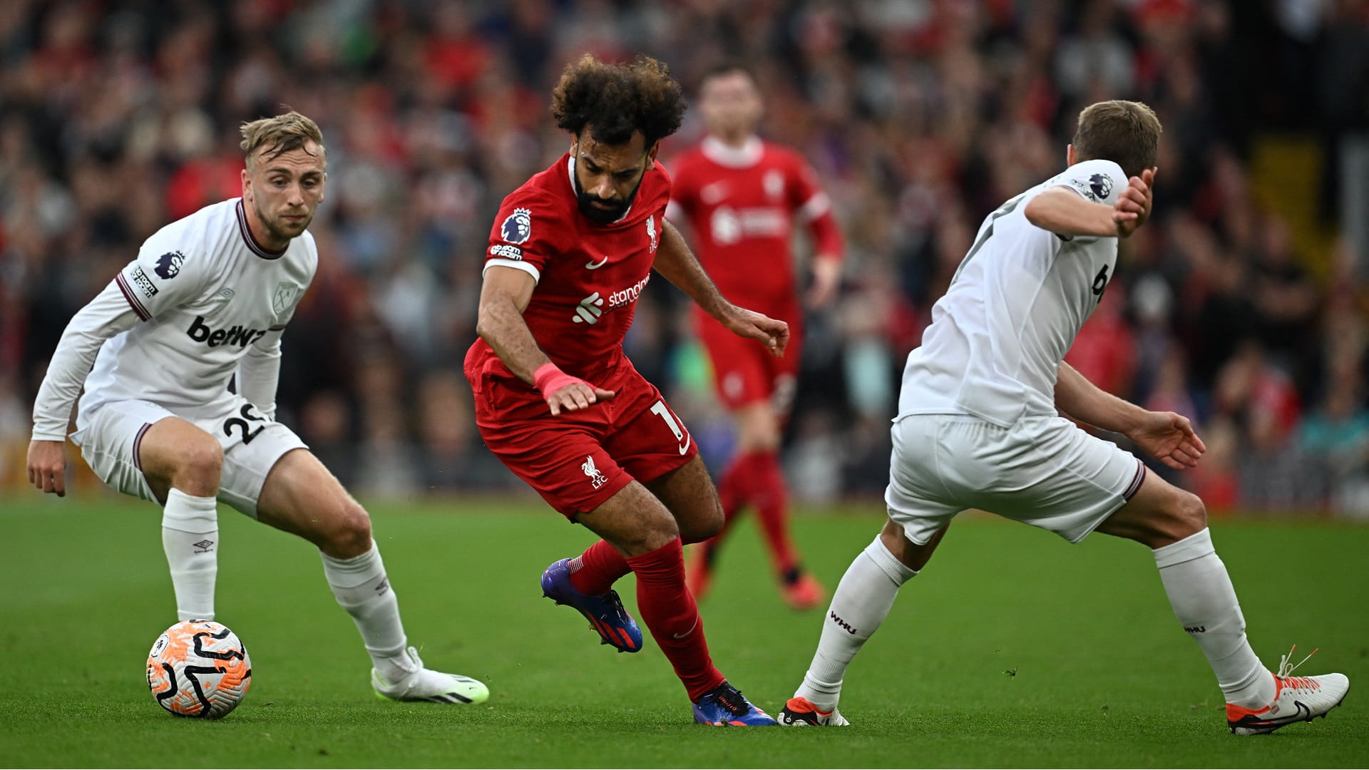 Image for the title: Darwin delights as Liverpool defeat West Ham 3-1 