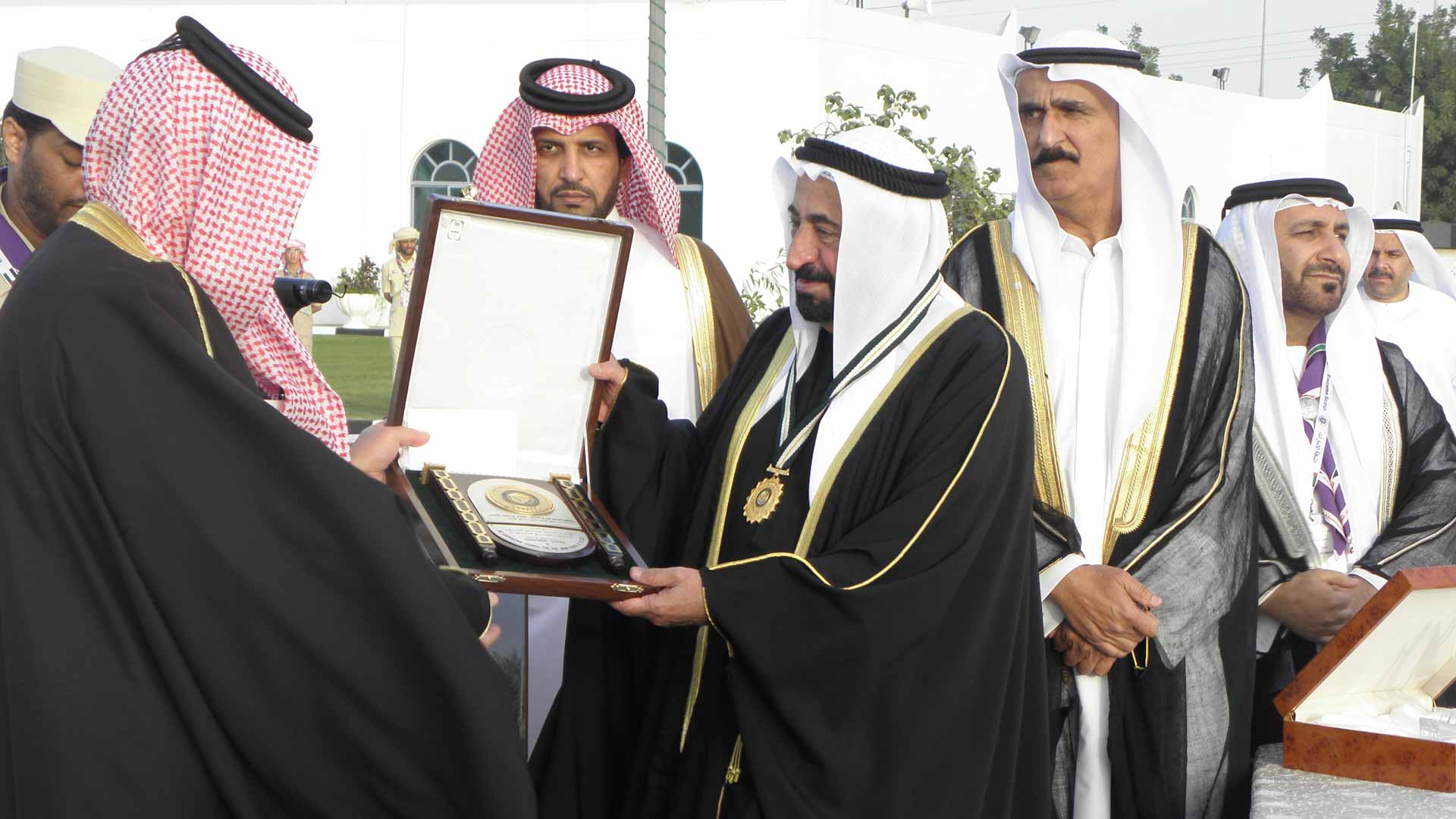 صورة بعنوان: دارة الدكتور سلطان القاسمي تضيء على "وسام مجلس التعاون" 