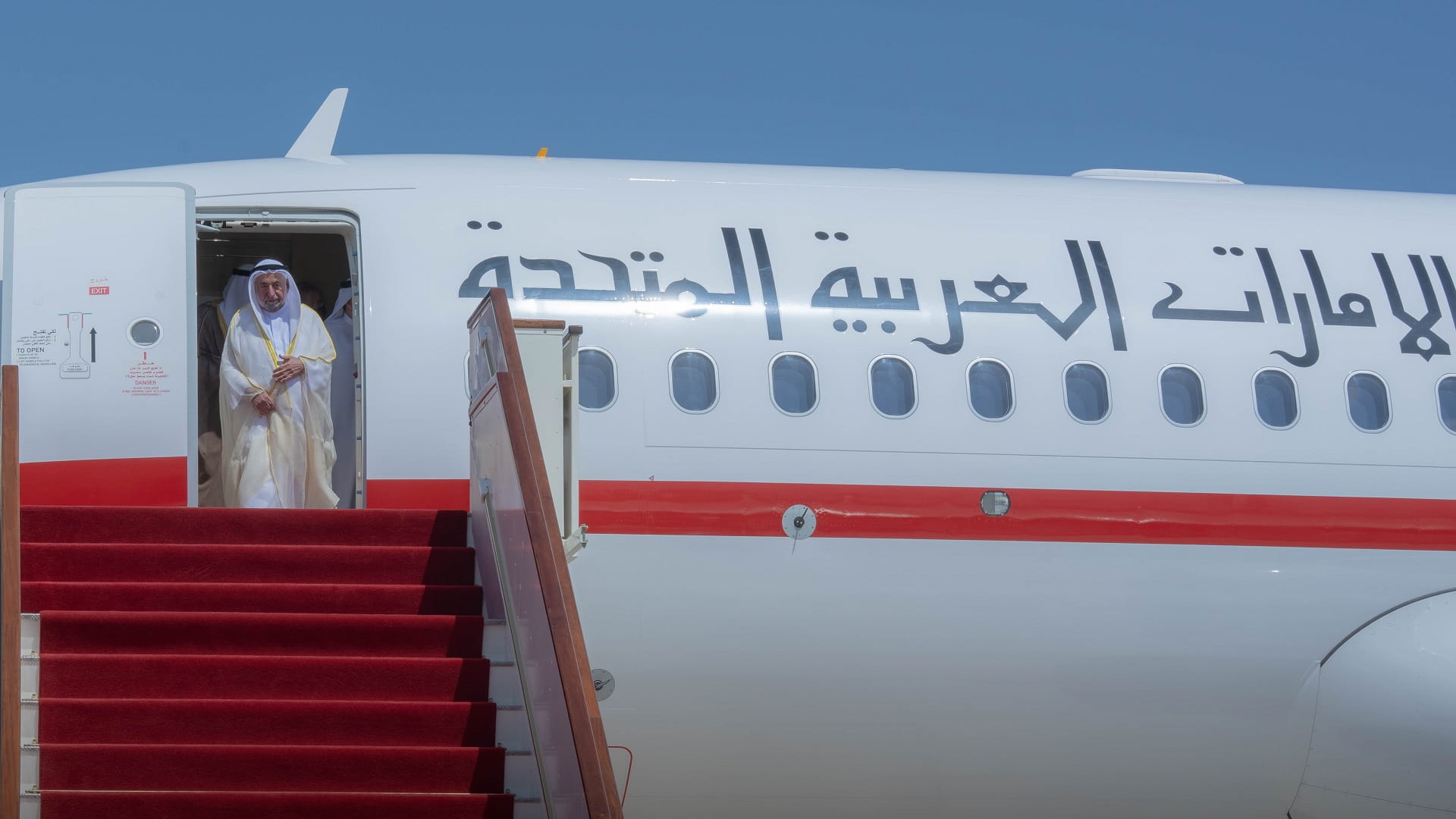 صورة بعنوان: حاكم الشارقة يصل إلى مسقط في زيارة رسمية تستغرق يومين 