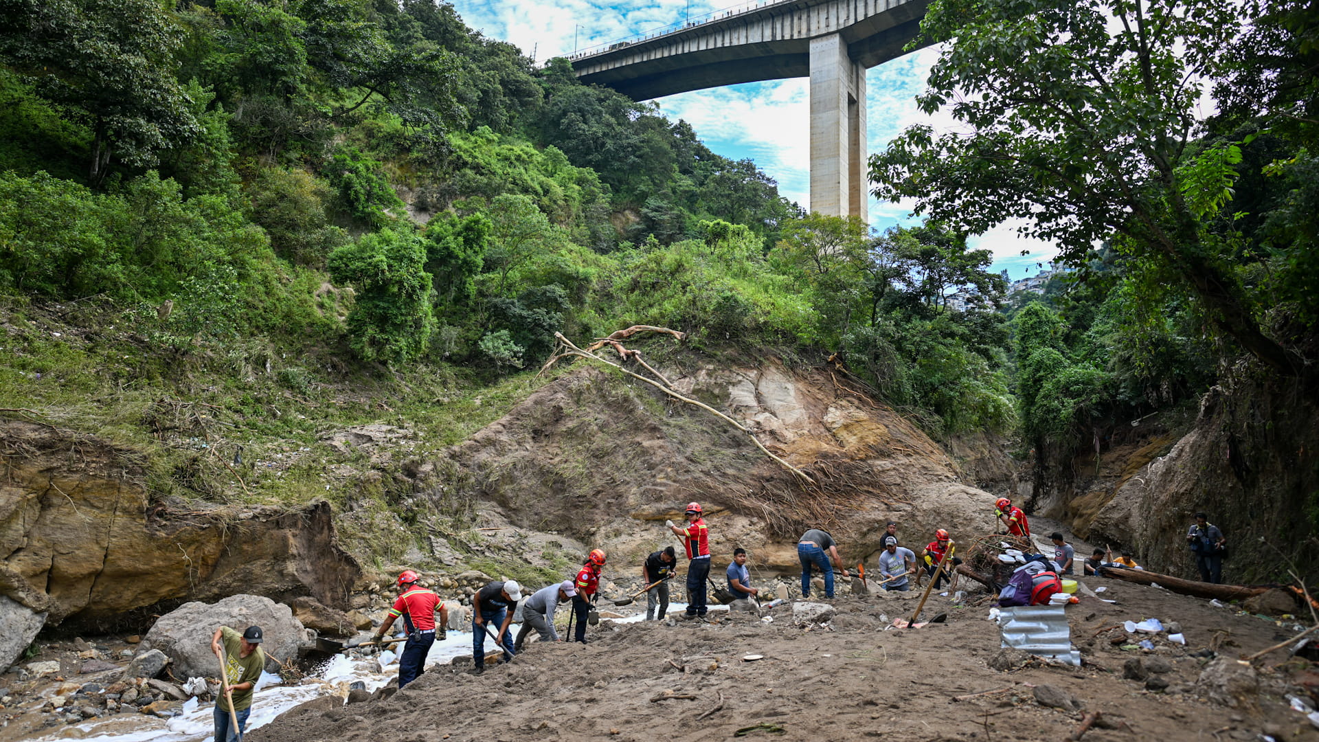 صورة بعنوان: فيضان مفاجئ لنهر في غواتيمالا يخلّف 6 قتلى و13 مفقوداً 
